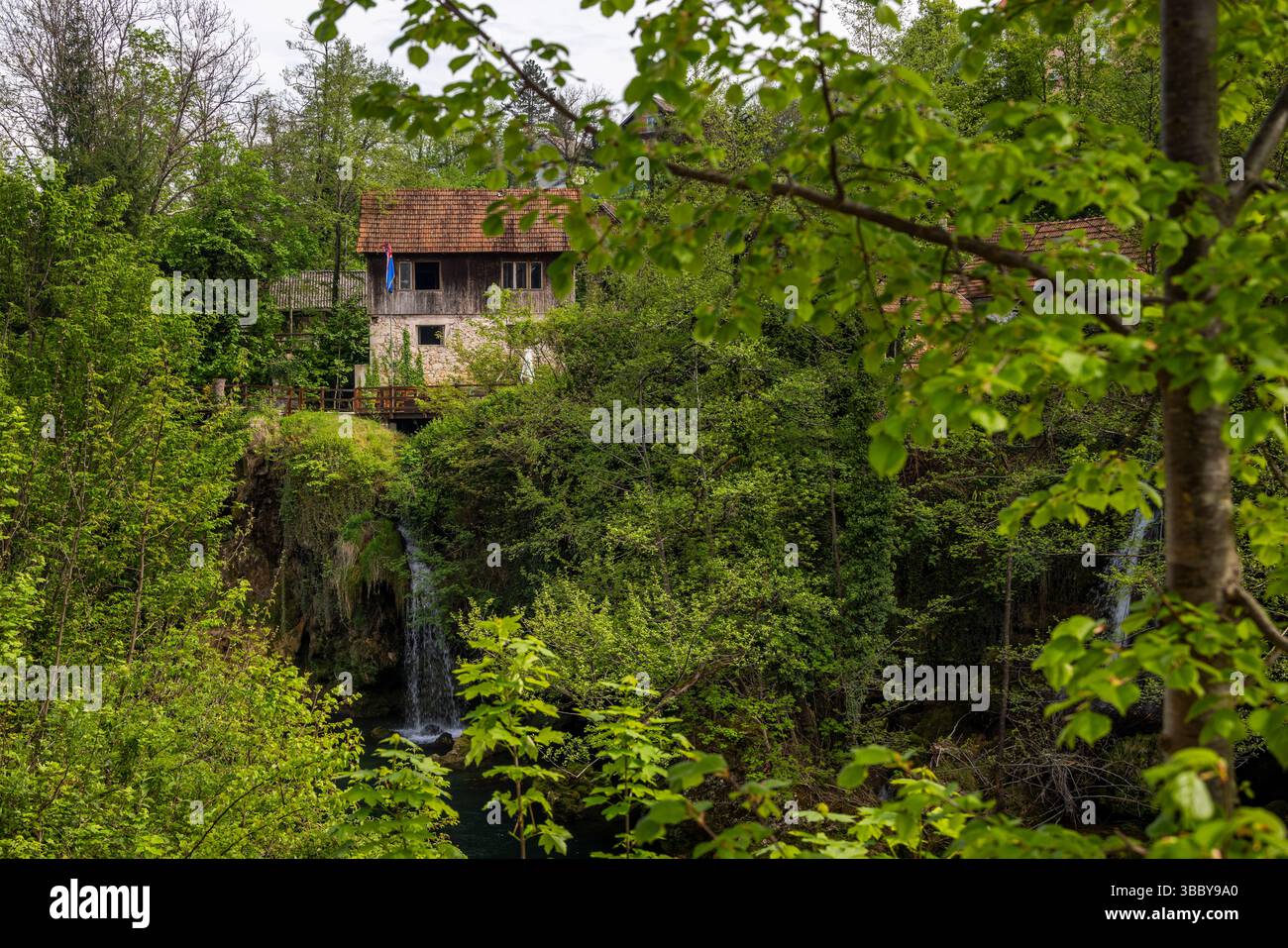 Le village historique de Rastoke dans la ville de Slunj, où la rivière Slunjčica se jette dans la rivière Korana via des cascades et des cascades, Croatie Banque D'Images