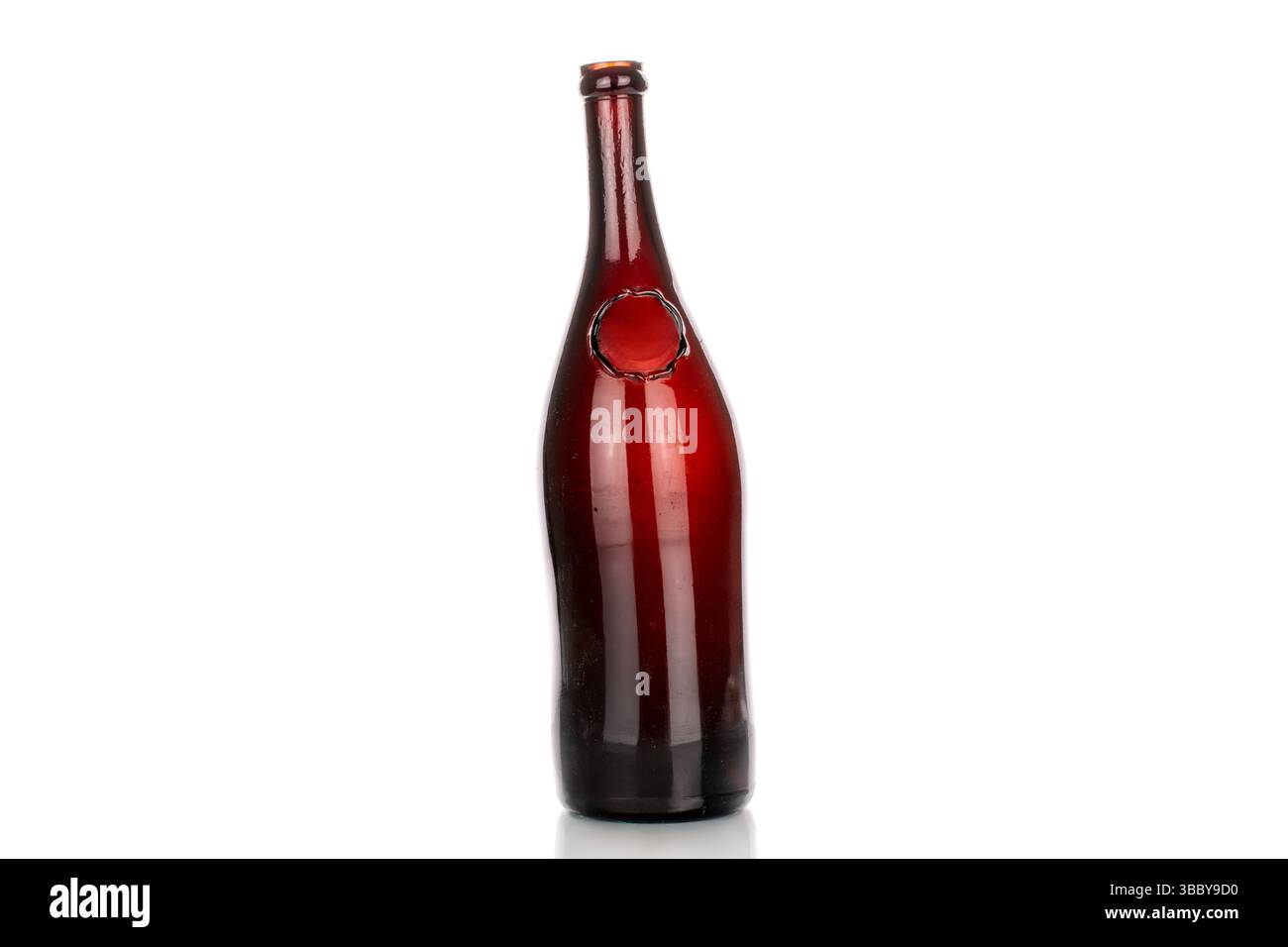 Une bouteille vide de vieux vin de collection, gros plan, isolé sur fond blanc. Banque D'Images