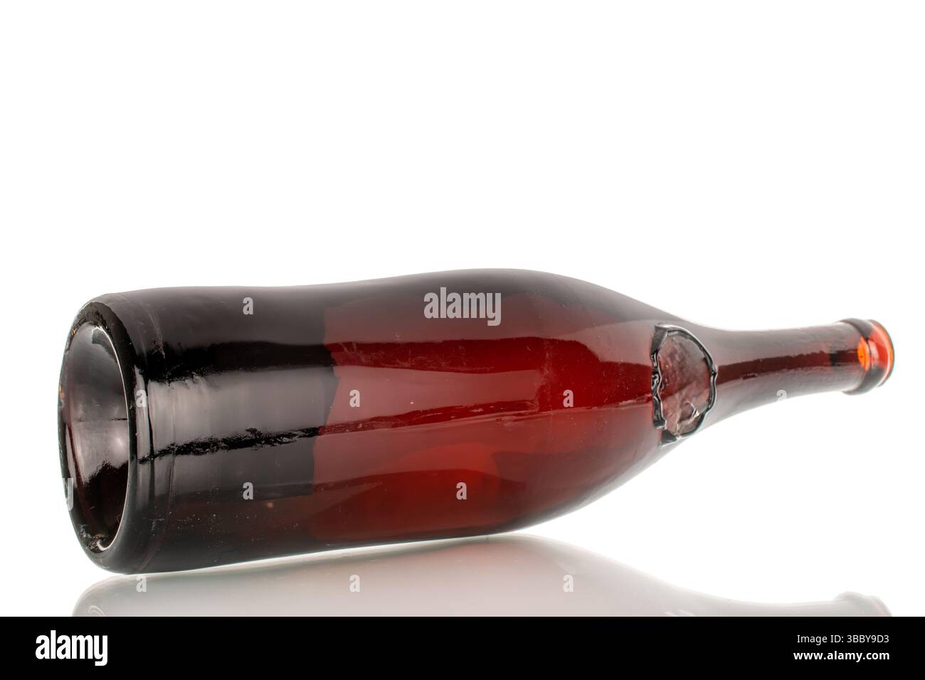 Une bouteille vide de vieux vin de collection, gros plan, isolé sur fond blanc. Banque D'Images