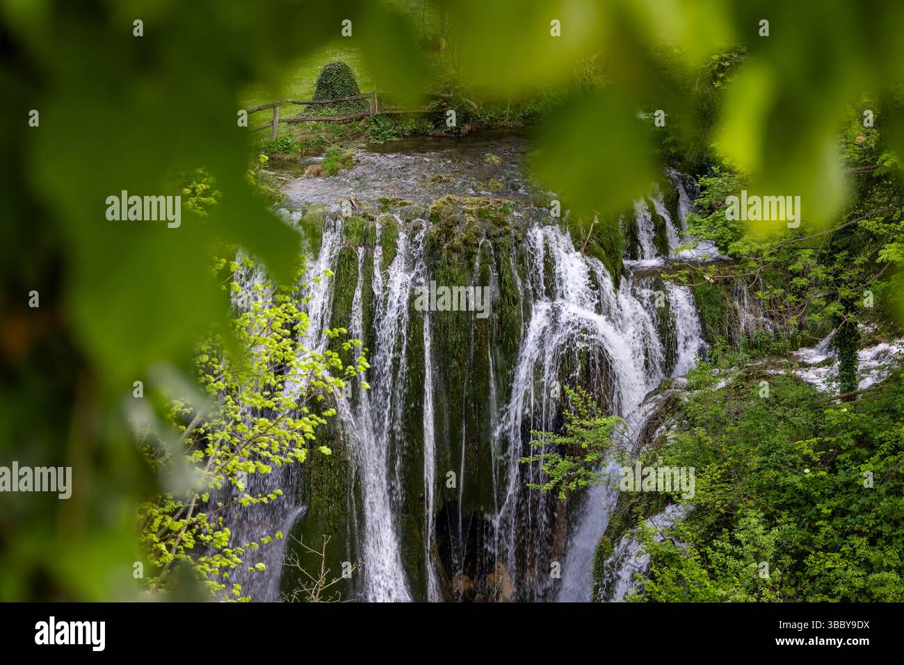 Le village historique de Rastoke dans la ville de Slunj, où la rivière Slunjčica se jette dans la rivière Korana via des cascades et des cascades, Croatie Banque D'Images