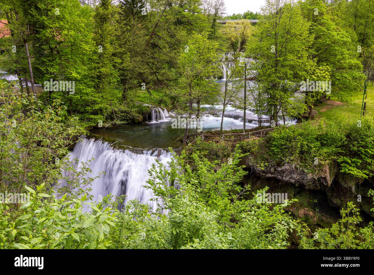 Le village historique de Rastoke dans la ville de Slunj, où la rivière Slunjčica se jette dans la rivière Korana via des cascades et des cascades, Croatie Banque D'Images