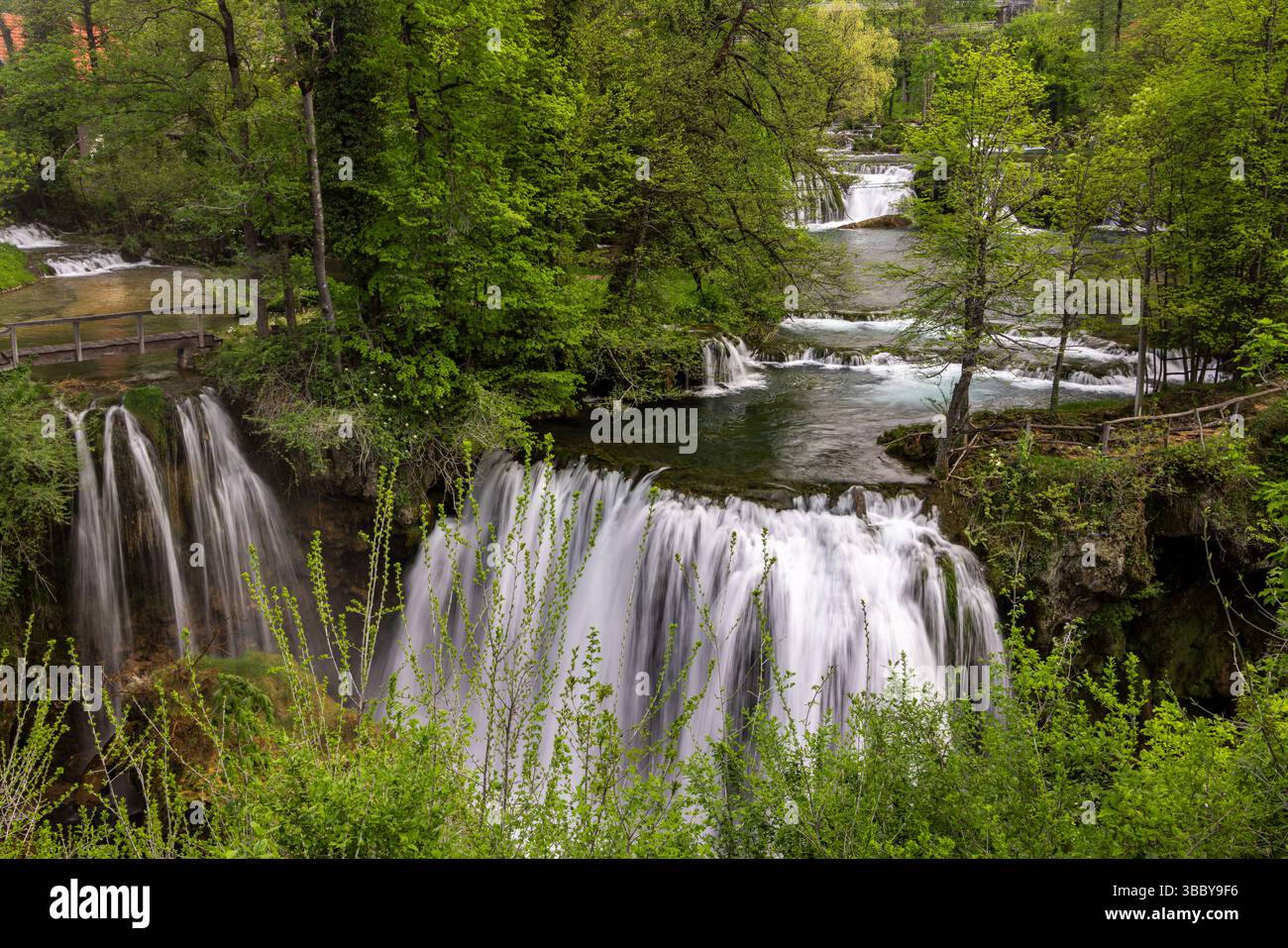 Le village historique de Rastoke dans la ville de Slunj, où la rivière Slunjčica se jette dans la rivière Korana via des cascades et des cascades, Croatie Banque D'Images