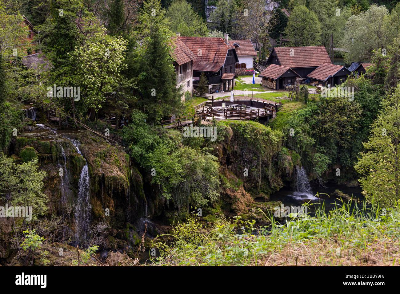 Le village historique de Rastoke dans la ville de Slunj, où la rivière Slunjčica se jette dans la rivière Korana via des cascades et des cascades, Croatie Banque D'Images