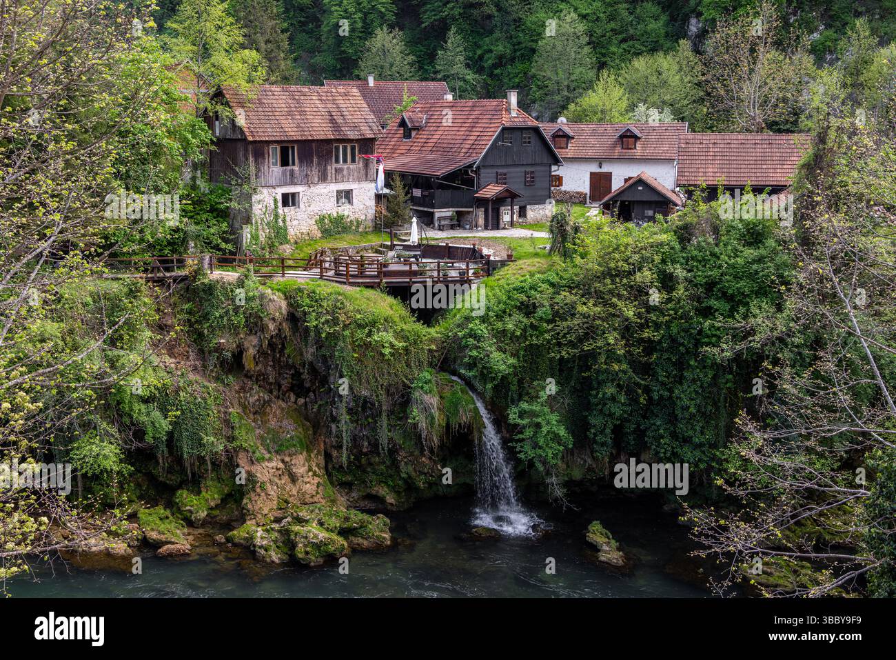 Le village historique de Rastoke dans la ville de Slunj, où la rivière Slunjčica se jette dans la rivière Korana via des cascades et des cascades, Croatie Banque D'Images