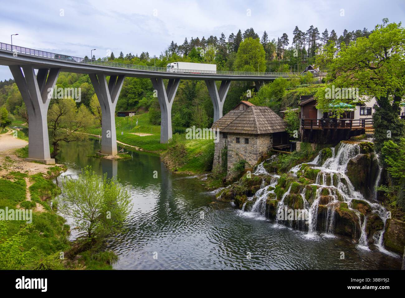 Le village historique de Rastoke dans la ville de Slunj, où la rivière Slunjčica se jette dans la rivière Korana via des cascades et des cascades, Croatie Banque D'Images