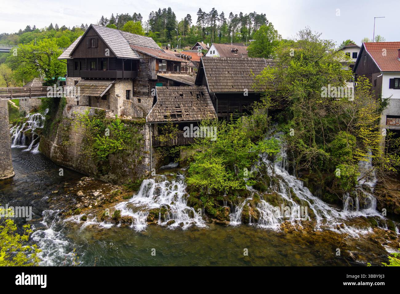 Le village historique de Rastoke dans la ville de Slunj, où la rivière Slunjčica se jette dans la rivière Korana via des cascades et des cascades, Croatie Banque D'Images