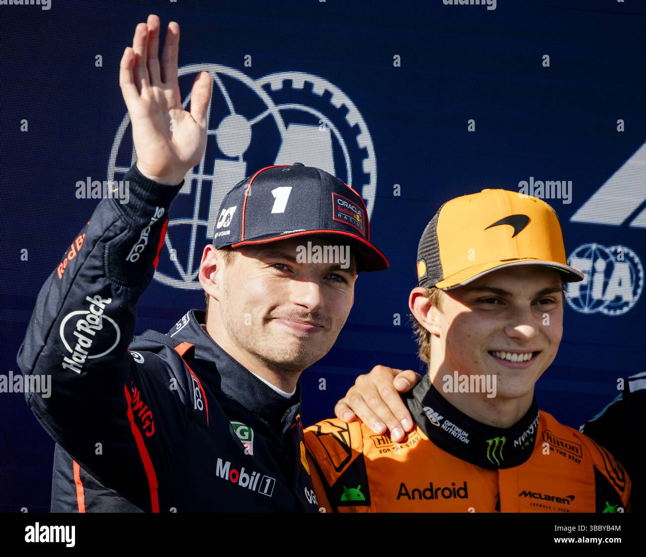 IMOLA - Max Verstappen (Red Bull Racing) et Oscar Piastri (McLaren) après s'être qualifiés à l'Autodromo Internazionale Enzo e Dino Ferrari avant le Grand Prix d'Emilie-Romagne. ANP SEM VAN DER WAL Banque D'Images