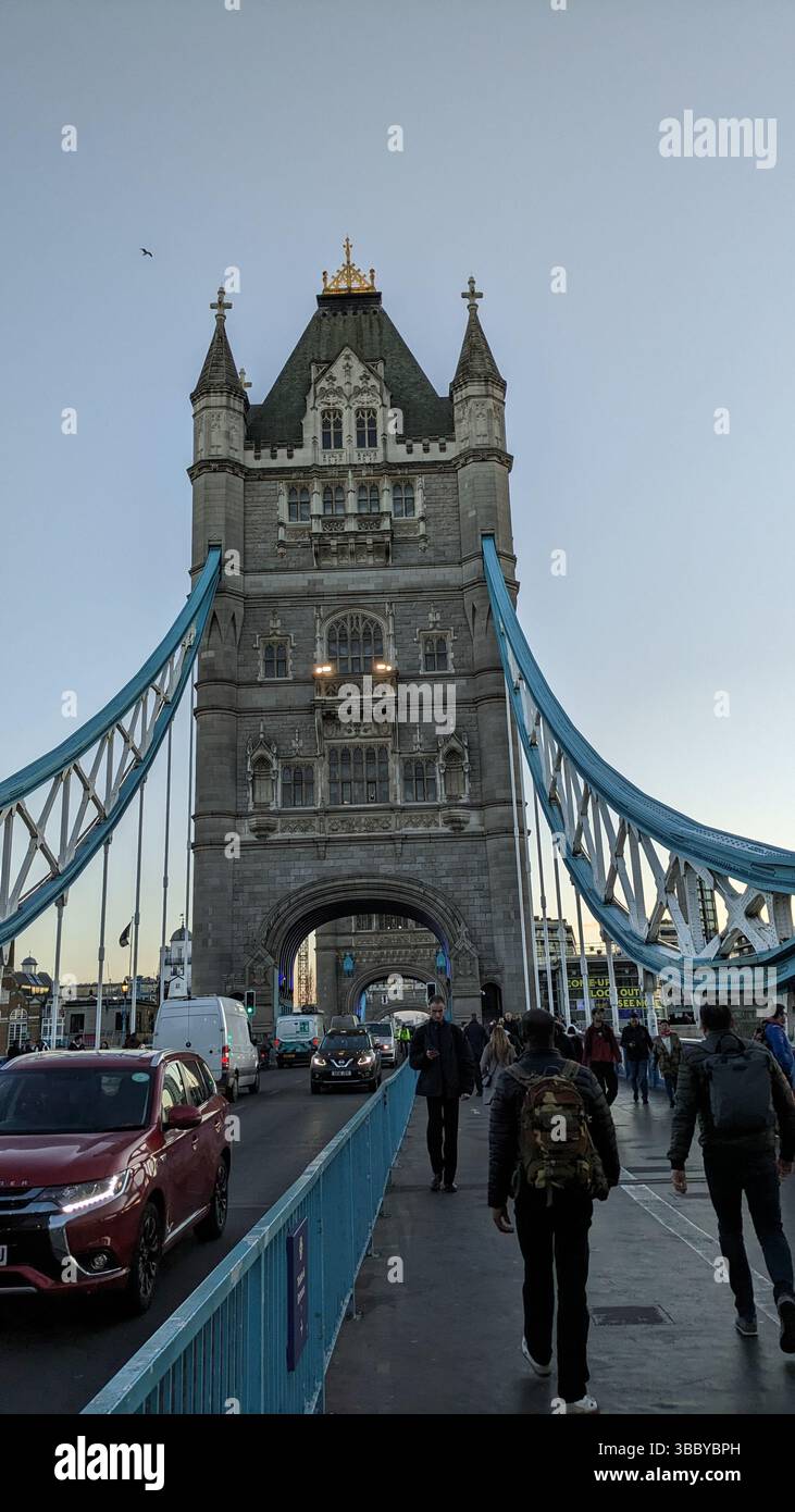 Une vue de jour sur l'emblématique Tower Bridge à Londres, en Angleterre, avec un mélange de piétons et de véhicules traversant la structure. Banque D'Images