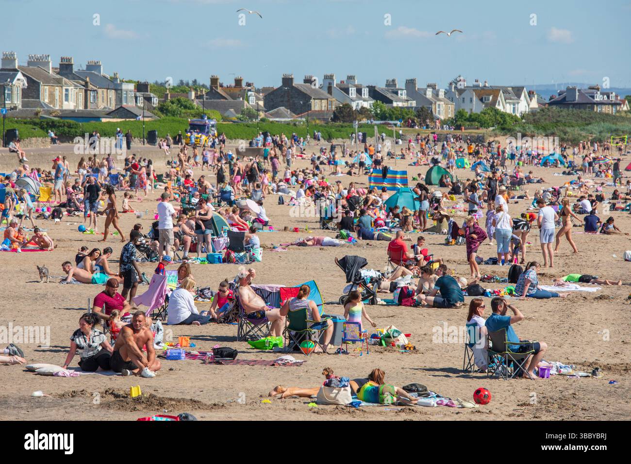 Troon, Royaume-Uni. 17 mai 2025. Le temps chaud et ensoleillé avec des températures allant jusqu'à 28C, a attiré des milliers de personnes à South Beach, Troon sur le Firth of Clyde, côte Ayrshire, sud-ouest de l'Écosse, Royaume-Uni . Crédit : Findlay/Alamy Live News Banque D'Images