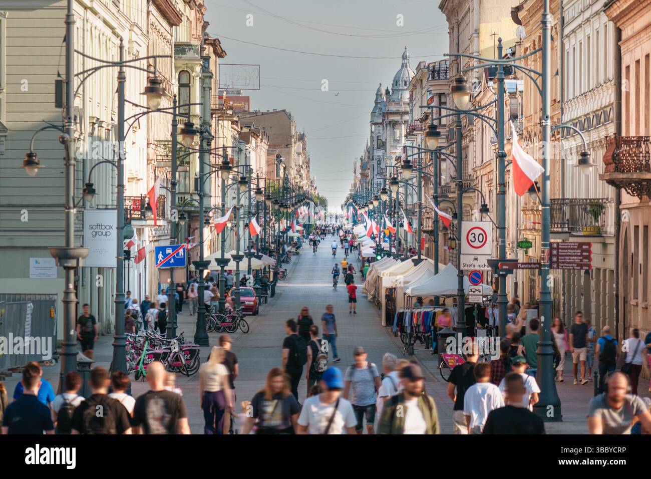 Pologne, Lodz, le 2 mai 2025, drapeaux polonais jour fort sur la rue Piotrkowska, la promenade principale de Łódź, Pologne. La scène est remplie de piétons walki Banque D'Images