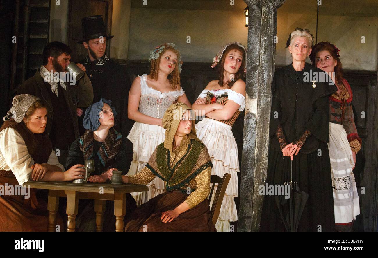 Arrière, de gauche à droite : Soraya Mafi (première nièce), Rosie Bell (deuxième nièce), Rebecca de Pont Davies (Mme Sedley), Anne-Marie Owens (tante) dans PETER GRIMES au Grange Park Opera, Hampshire, Angleterre 30/05/2014 musique : Benjamin Britten livret : Montagu Slater chef d'orchestre : Stephen Barlow conception : Francis O'Connor réalisateur : Jeremy Sams Banque D'Images