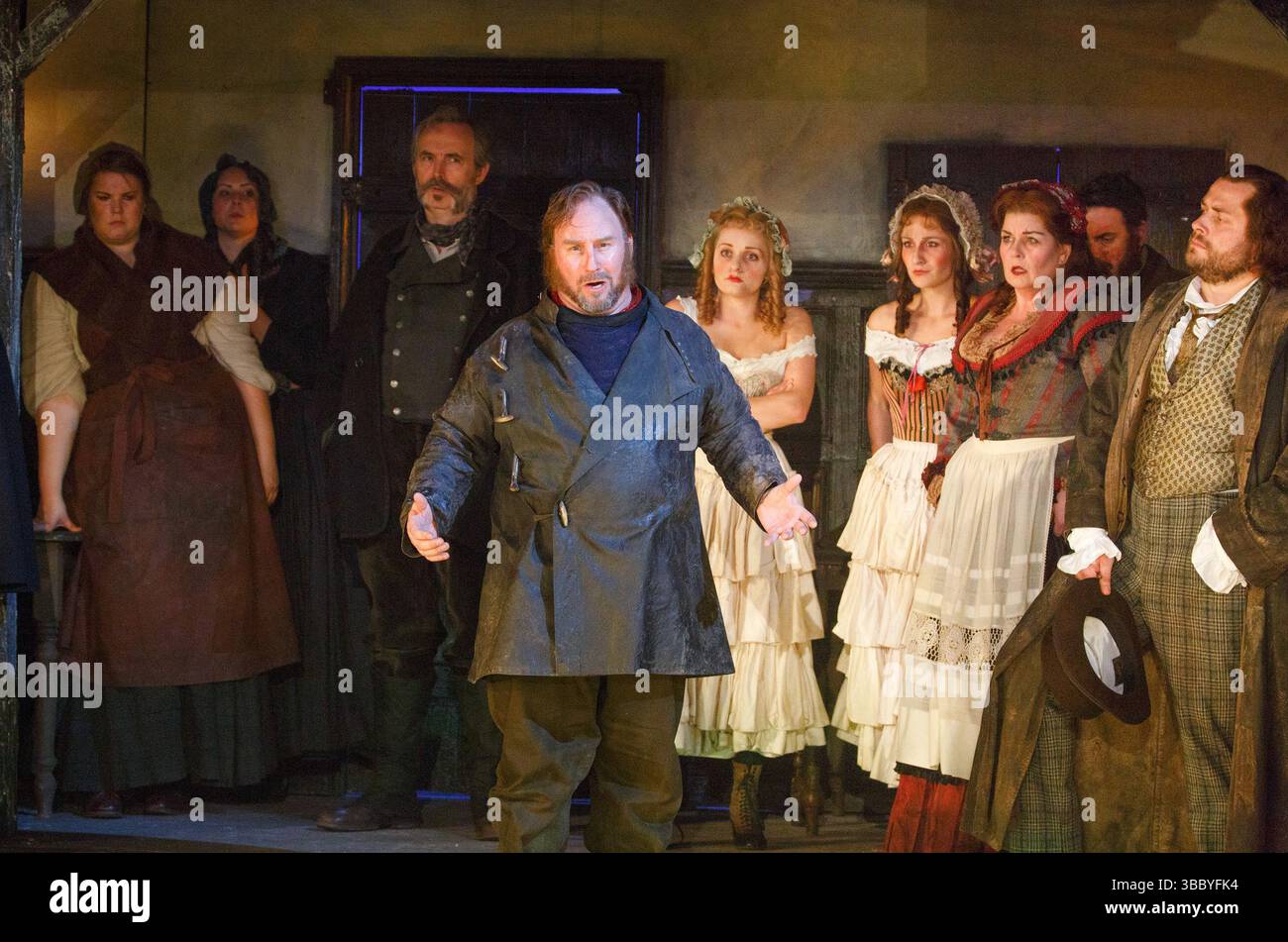 de gauche à droite, du centre : Carl Tanner (Peter Grimes), Soraya Mafi (première nièce), Rosie Bell (deuxième nièce), Anne-Marie Owens (tante), Gary Griffiths (Ned Keene) dans PETER GRIMES au Grange Park Opera, Hampshire, Angleterre 30/05/2014 musique : Benjamin Britten livret : Montagu Slater chef d'orchestre : Stephen Barlow design : Francis O'Connor réalisateur : Jeremy Sams Banque D'Images
