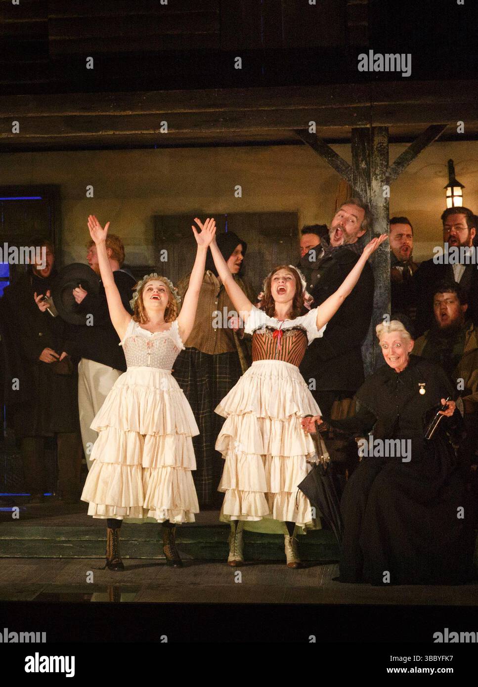 de gauche à droite : Soraya Mafi (première nièce), Rosie Bell (deuxième nièce), Rebecca de Pont Davies (Mme Sedley) dans PETER GRIMES au Grange Park Opera, Hampshire, Angleterre 30/05/2014 musique : Benjamin Britten livret : Montagu Slater chef d'orchestre : Stephen Barlow design : Francis O'Connor réalisateur : Jeremy Sams Banque D'Images