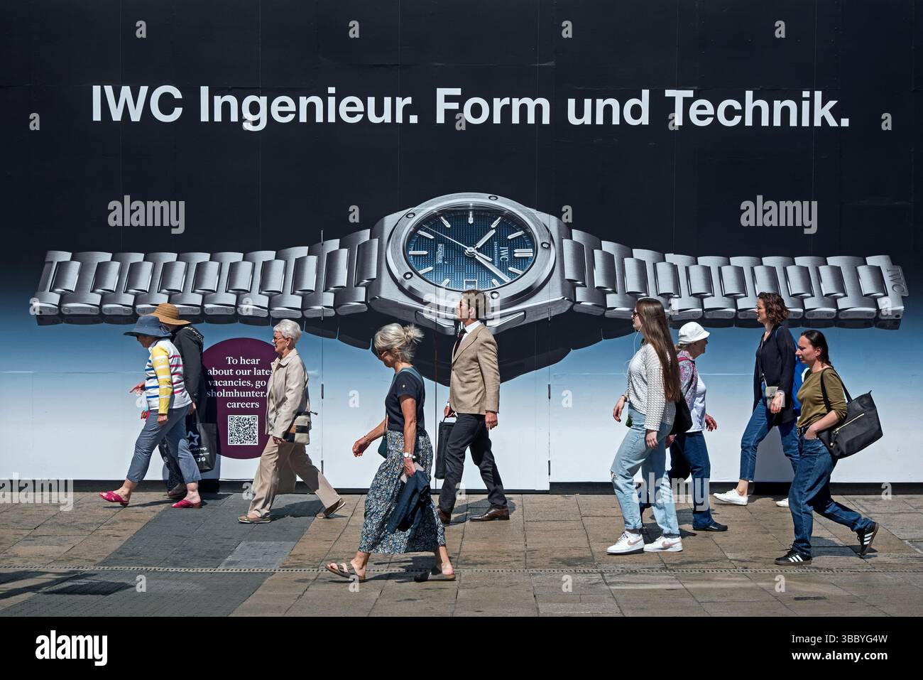 Les gens marchant près d'un magasin refit pour le fabricant de montres suisses de luxe IWC Schaffhausen sur Princes Street, Édimbourg, Écosse, Royaume-Uni. Banque D'Images