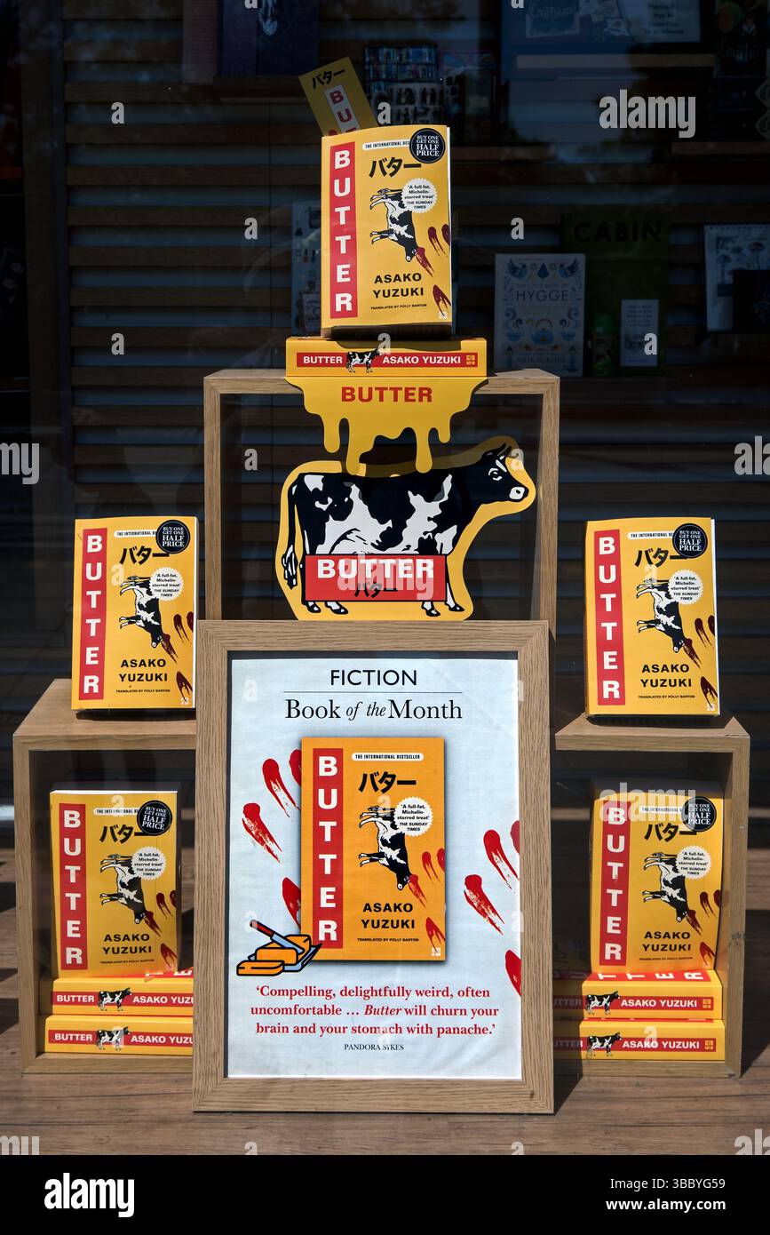 'Butter' d'Asako Yuzuki affiché dans la vitrine de la librairie Waterstones sur Prince Street, Édimbourg, Écosse, Royaume-Uni. Banque D'Images