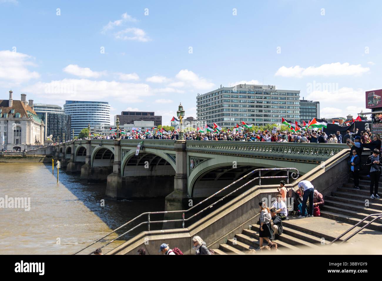 PSC et d'autres groupes pro-palestiniens ont organisé une marche pro-Palestine qui a commencé à Embankment et s'est terminée au 10 Downing Street. Banque D'Images