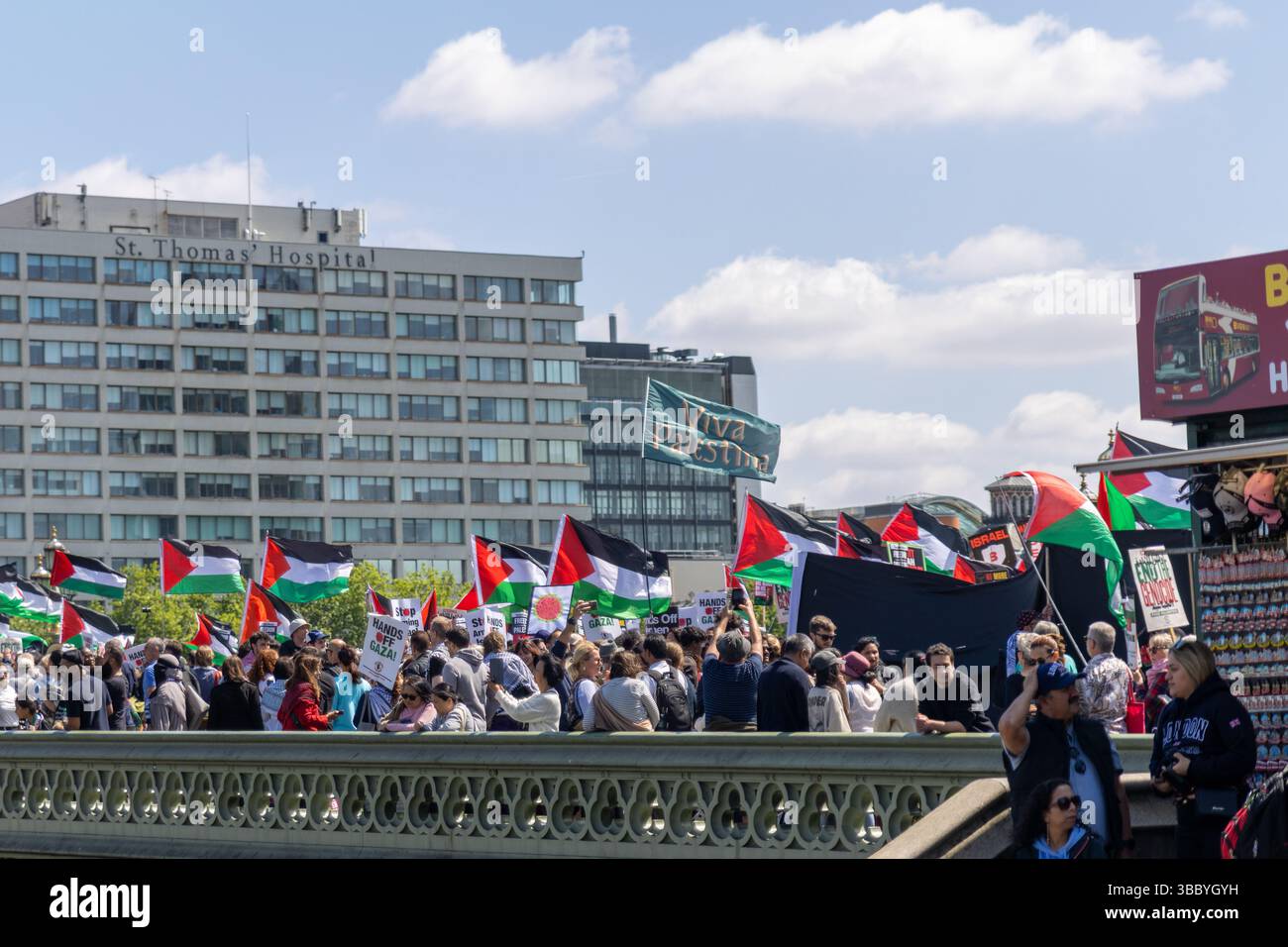 PSC et d'autres groupes pro-palestiniens ont organisé une marche pro-Palestine qui a commencé à Embankment et s'est terminée au 10 Downing Street. Banque D'Images