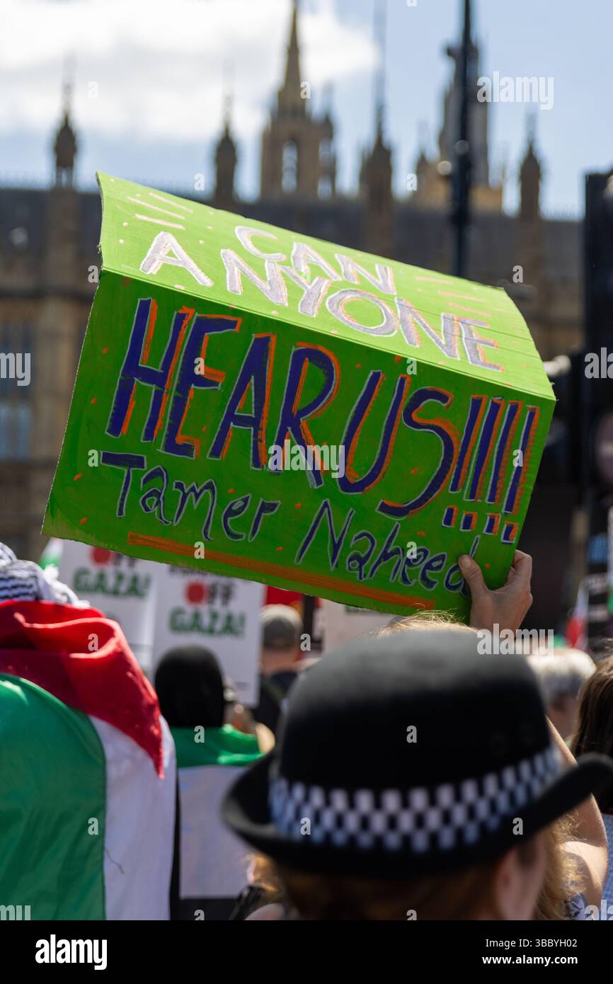 PSC et d'autres groupes pro-palestiniens ont organisé une marche pro-Palestine qui a commencé à Embankment et s'est terminée au 10 Downing Street. Banque D'Images