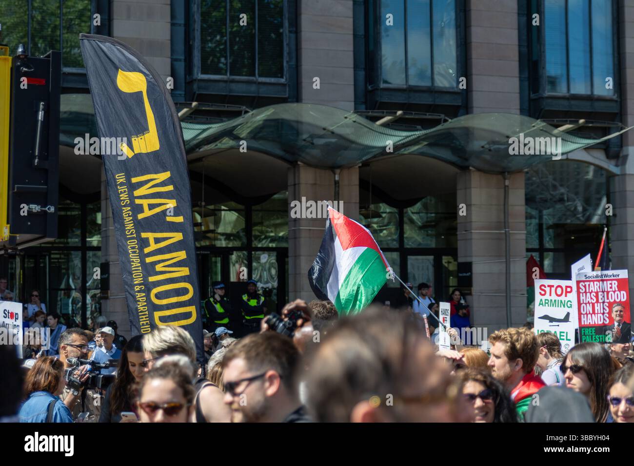 PSC et d'autres groupes pro-palestiniens ont organisé une marche pro-Palestine qui a commencé à Embankment et s'est terminée au 10 Downing Street. Banque D'Images