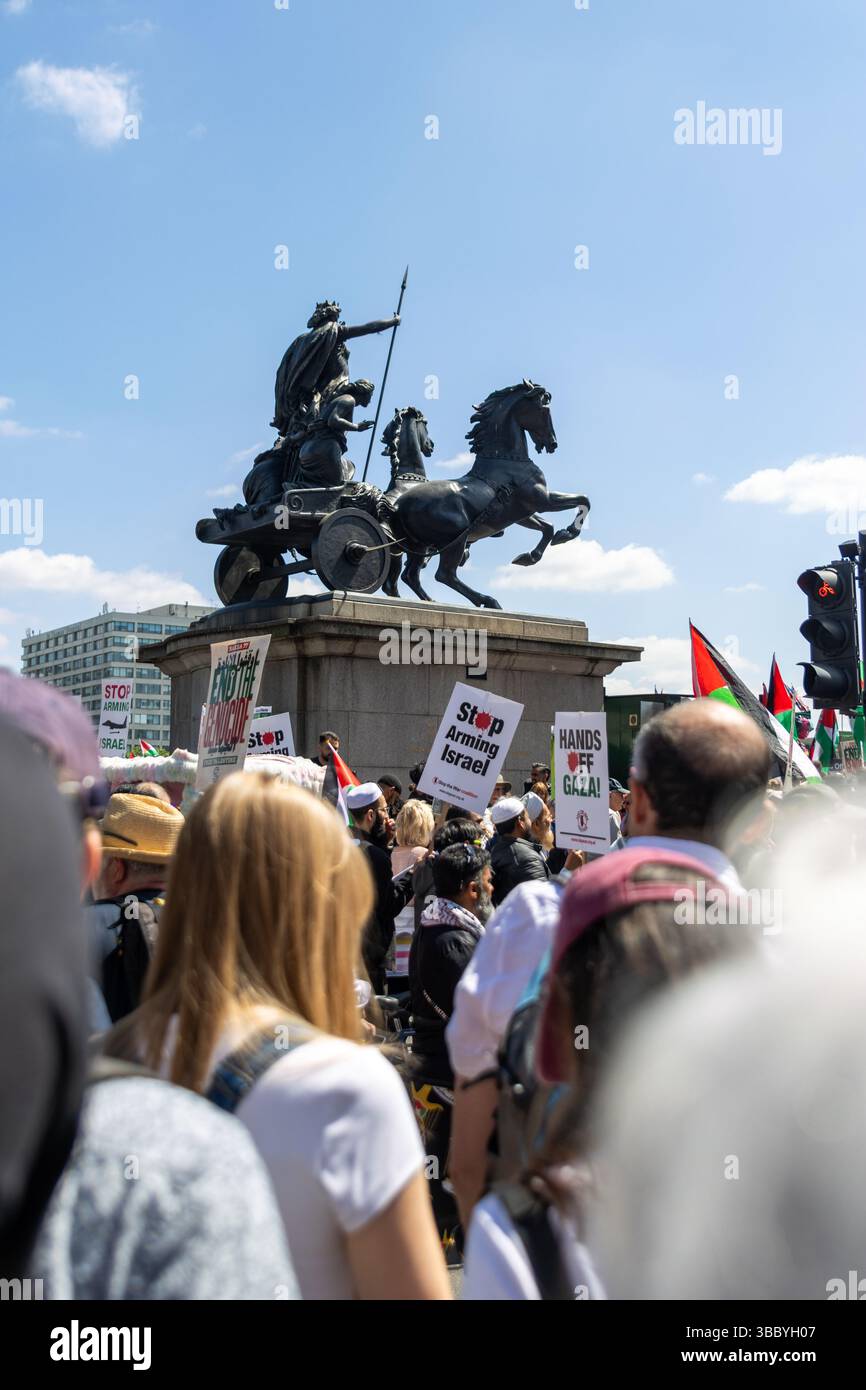 PSC et d'autres groupes pro-palestiniens ont organisé une marche pro-Palestine qui a commencé à Embankment et s'est terminée au 10 Downing Street. Banque D'Images