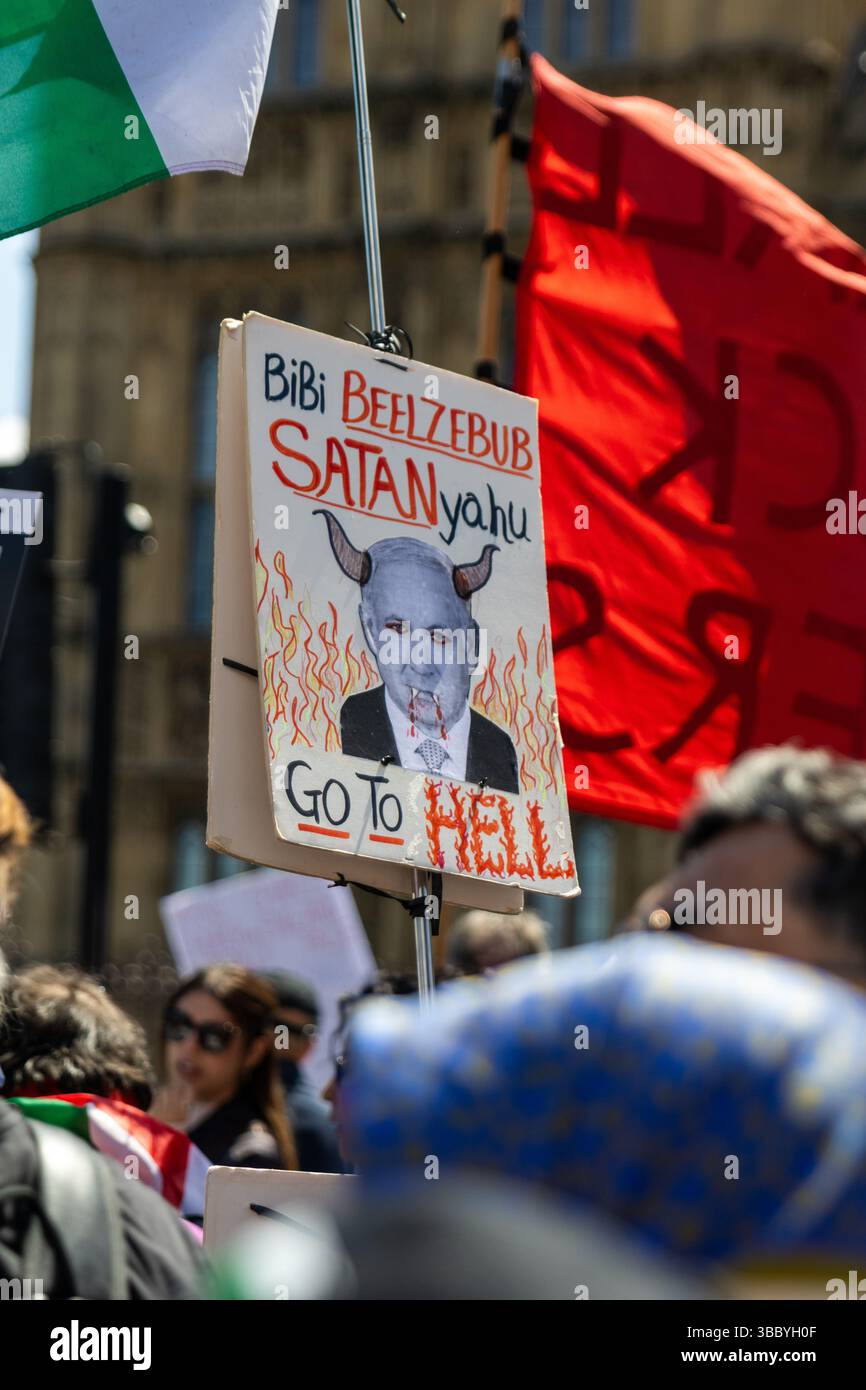 PSC et d'autres groupes pro-palestiniens ont organisé une marche pro-Palestine qui a commencé à Embankment et s'est terminée au 10 Downing Street. Banque D'Images