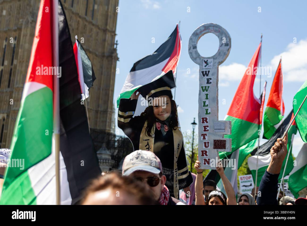 PSC et d'autres groupes pro-palestiniens ont organisé une marche pro-Palestine qui a commencé à Embankment et s'est terminée au 10 Downing Street. Banque D'Images