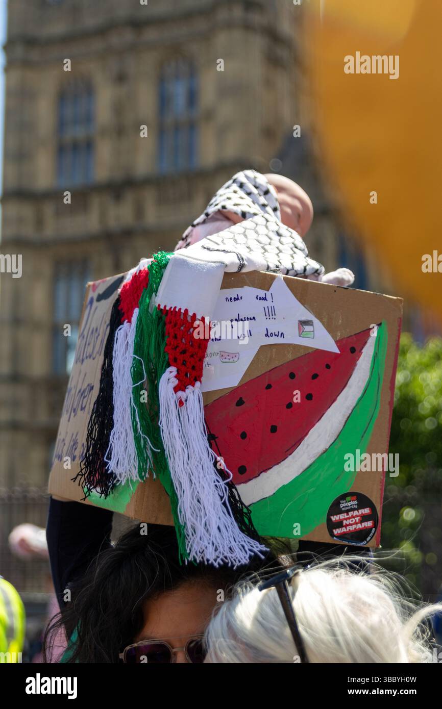 PSC et d'autres groupes pro-palestiniens ont organisé une marche pro-Palestine qui a commencé à Embankment et s'est terminée au 10 Downing Street. Banque D'Images