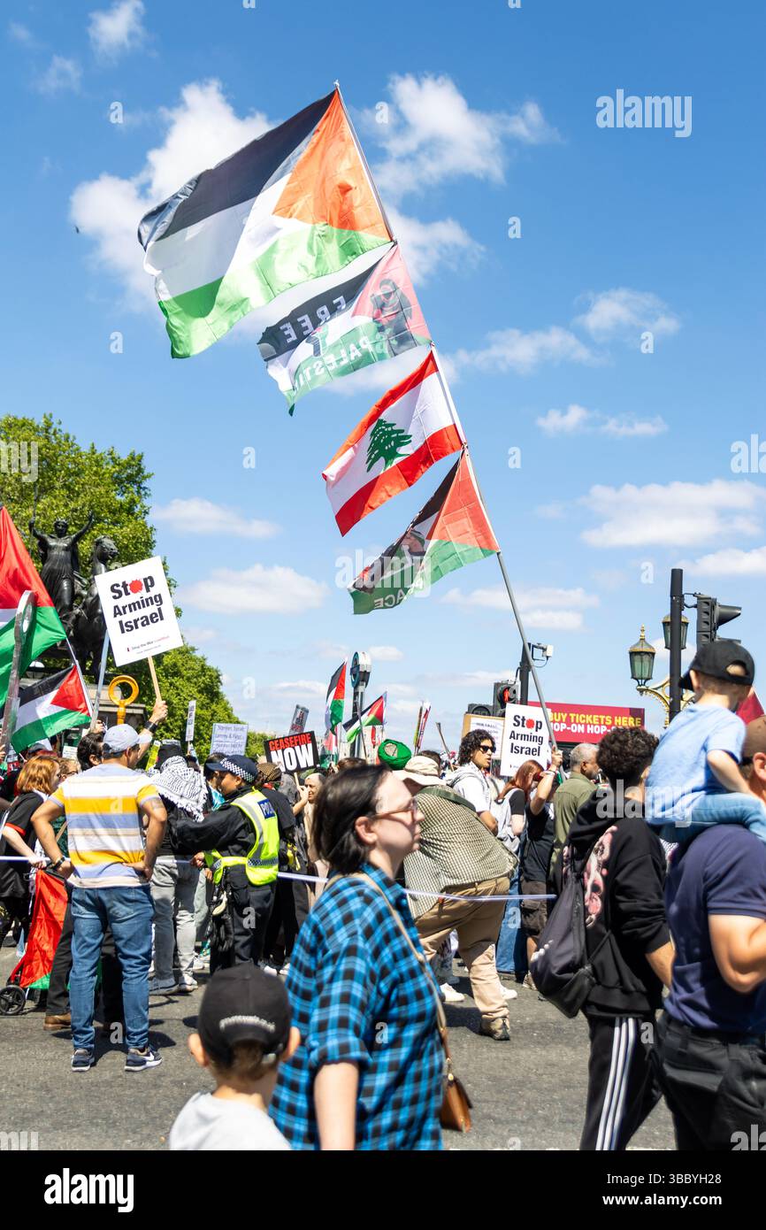 PSC et d'autres groupes pro-palestiniens ont organisé une marche pro-Palestine qui a commencé à Embankment et s'est terminée au 10 Downing Street. Banque D'Images