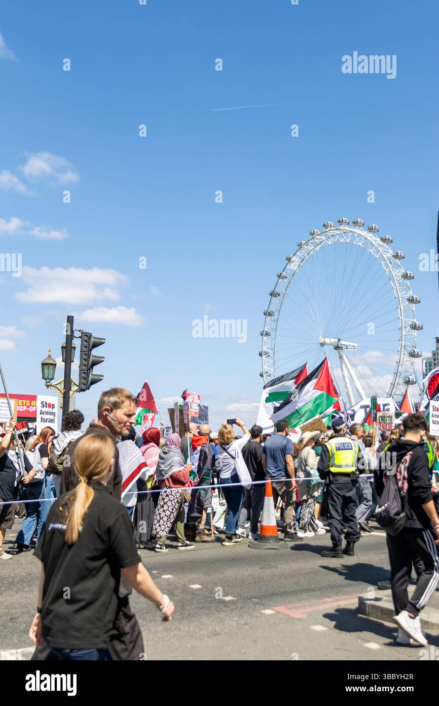 PSC et d'autres groupes pro-palestiniens ont organisé une marche pro-Palestine qui a commencé à Embankment et s'est terminée au 10 Downing Street. Banque D'Images