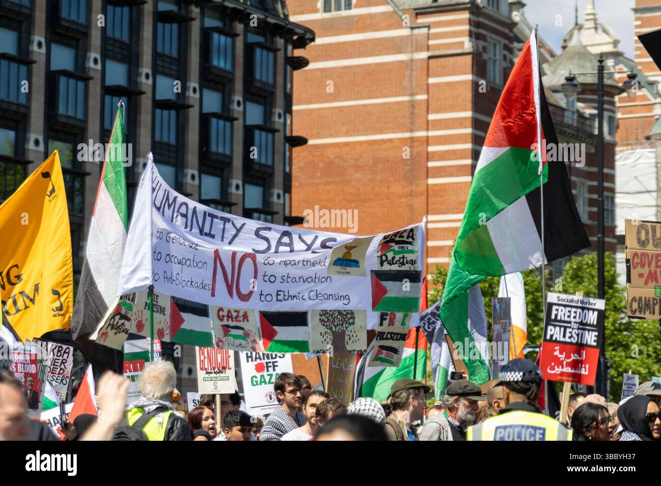PSC et d'autres groupes pro-palestiniens ont organisé une marche pro-Palestine qui a commencé à Embankment et s'est terminée au 10 Downing Street. Banque D'Images