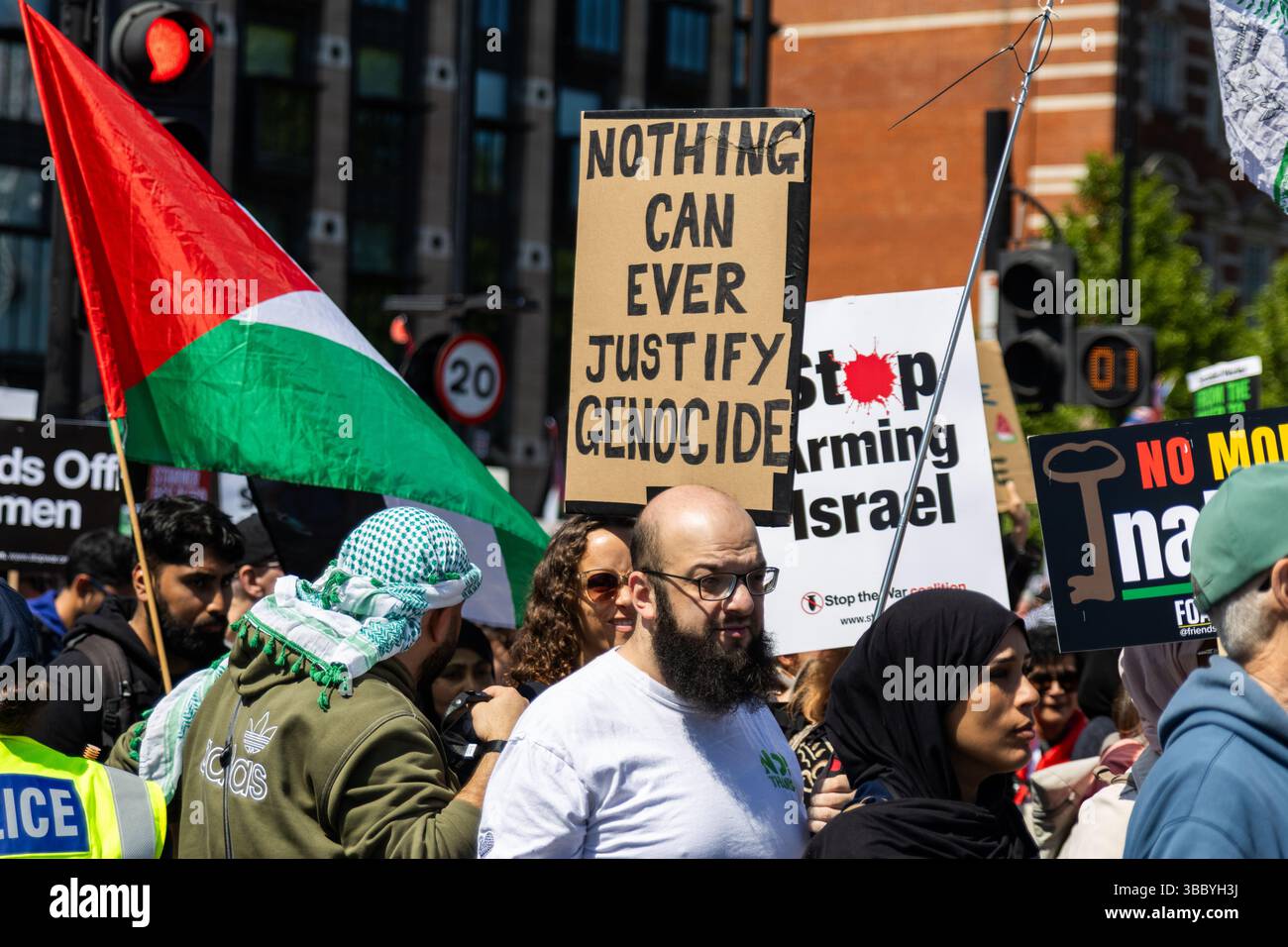 PSC et d'autres groupes pro-palestiniens ont organisé une marche pro-Palestine qui a commencé à Embankment et s'est terminée au 10 Downing Street. Banque D'Images