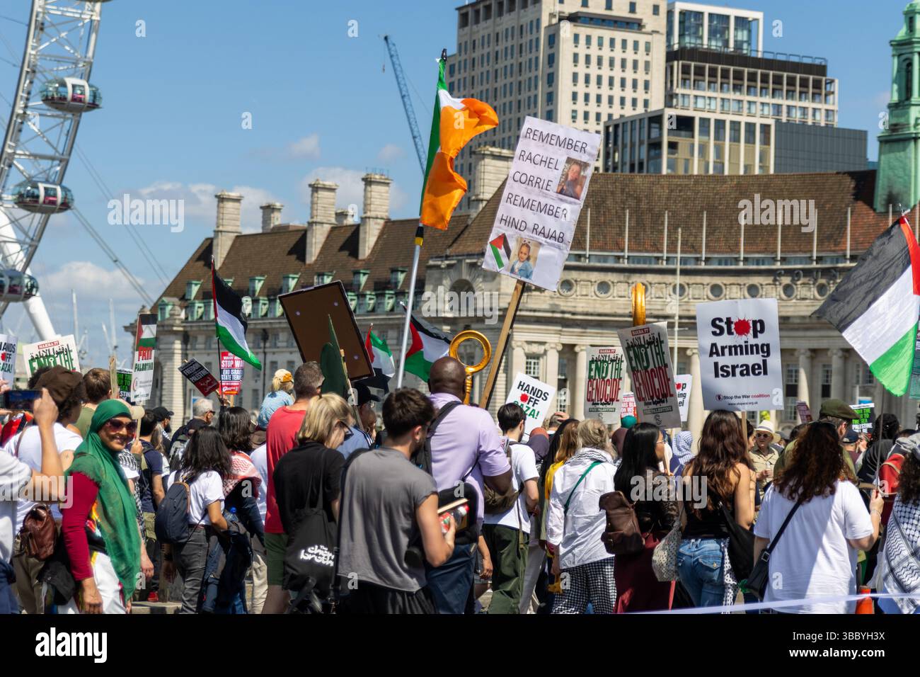 PSC et d'autres groupes pro-palestiniens ont organisé une marche pro-Palestine qui a commencé à Embankment et s'est terminée au 10 Downing Street. Banque D'Images