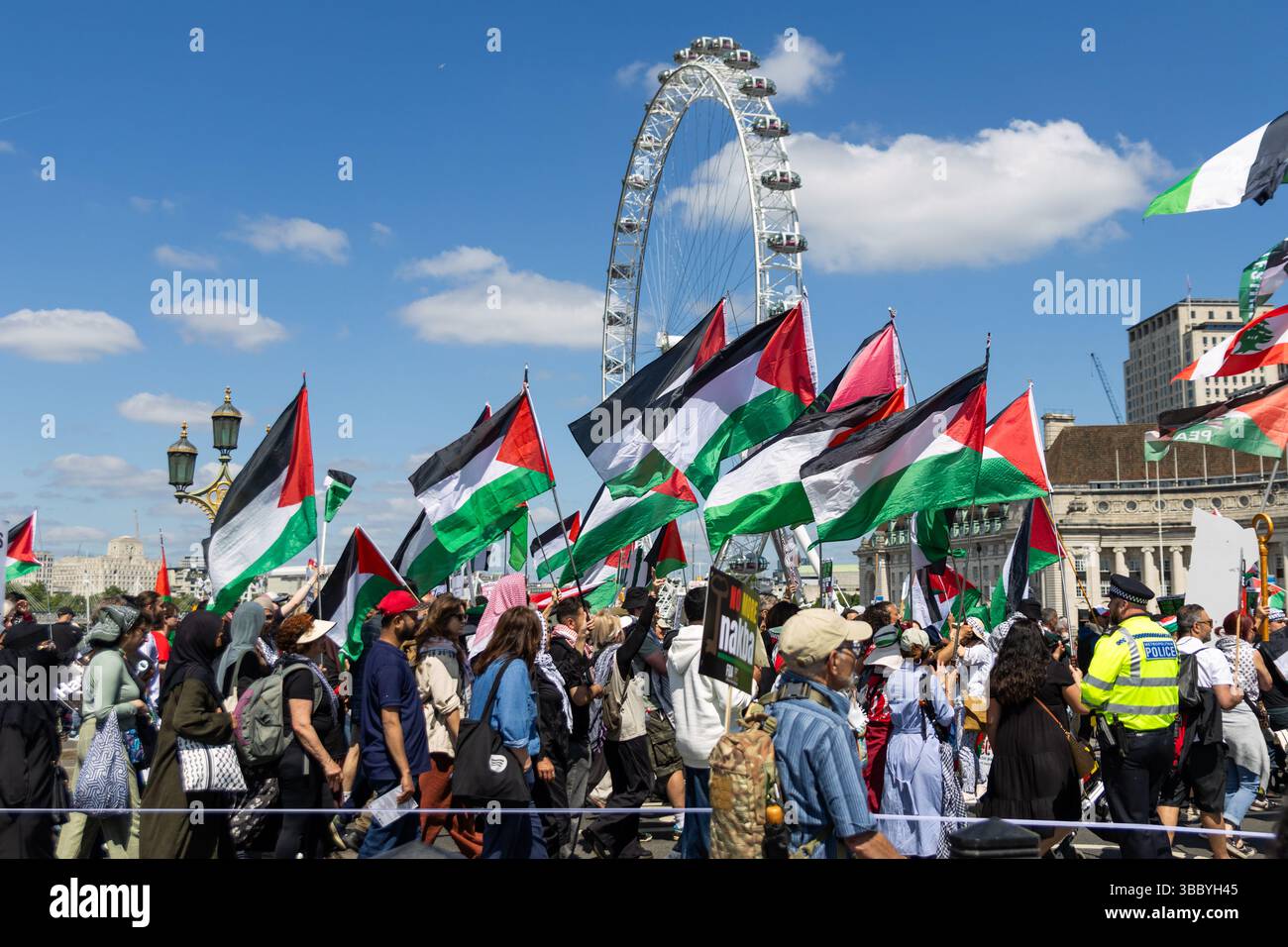 PSC et d'autres groupes pro-palestiniens ont organisé une marche pro-Palestine qui a commencé à Embankment et s'est terminée au 10 Downing Street. Banque D'Images