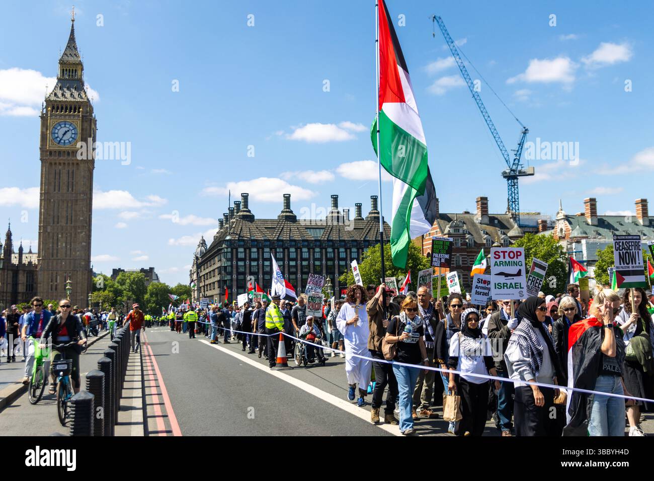 PSC et d'autres groupes pro-palestiniens ont organisé une marche pro-Palestine qui a commencé à Embankment et s'est terminée au 10 Downing Street. Banque D'Images