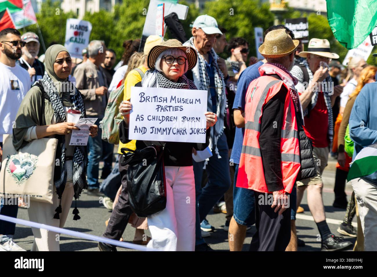 PSC et d'autres groupes pro-palestiniens ont organisé une marche pro-Palestine qui a commencé à Embankment et s'est terminée au 10 Downing Street. Banque D'Images