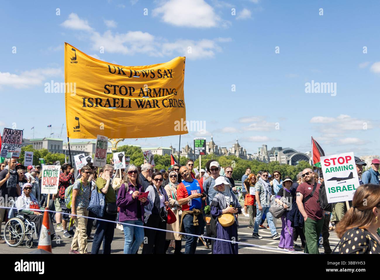 PSC et d'autres groupes pro-palestiniens ont organisé une marche pro-Palestine qui a commencé à Embankment et s'est terminée au 10 Downing Street. Banque D'Images