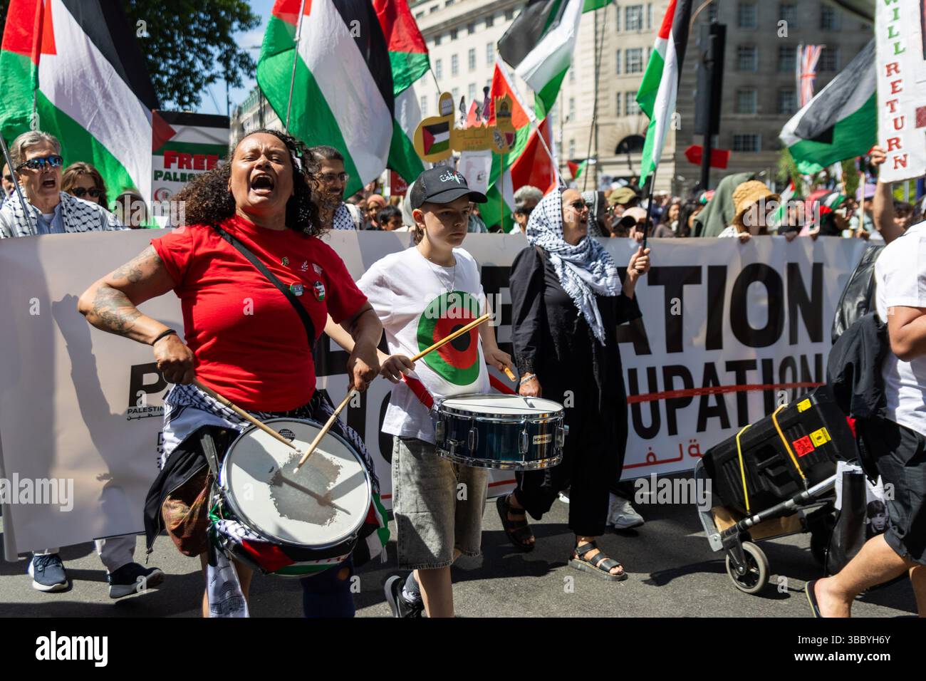 PSC et d'autres groupes pro-palestiniens ont organisé une marche pro-Palestine qui a commencé à Embankment et s'est terminée au 10 Downing Street. Banque D'Images