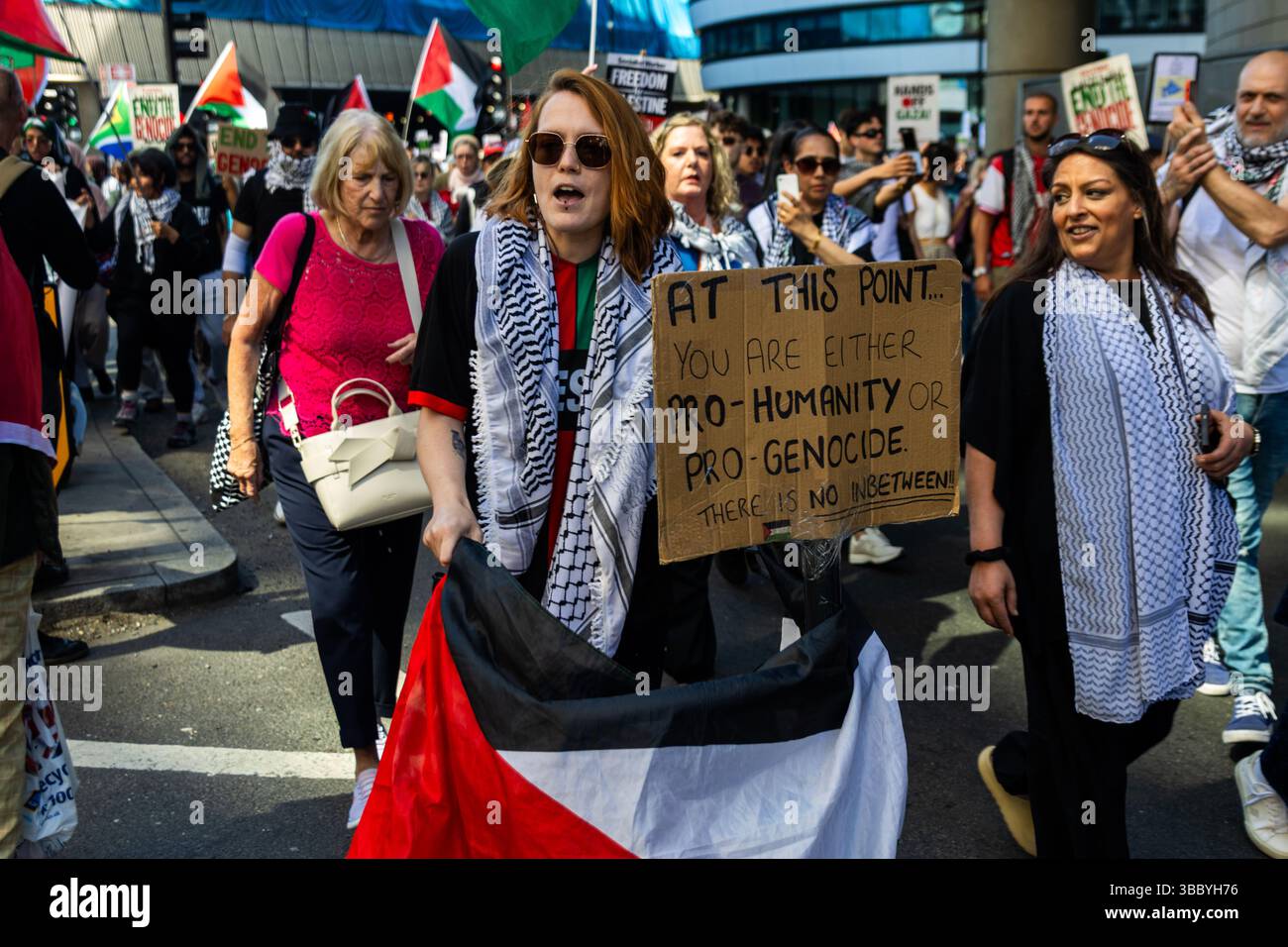 PSC et d'autres groupes pro-palestiniens ont organisé une marche pro-Palestine qui a commencé à Embankment et s'est terminée au 10 Downing Street. Banque D'Images