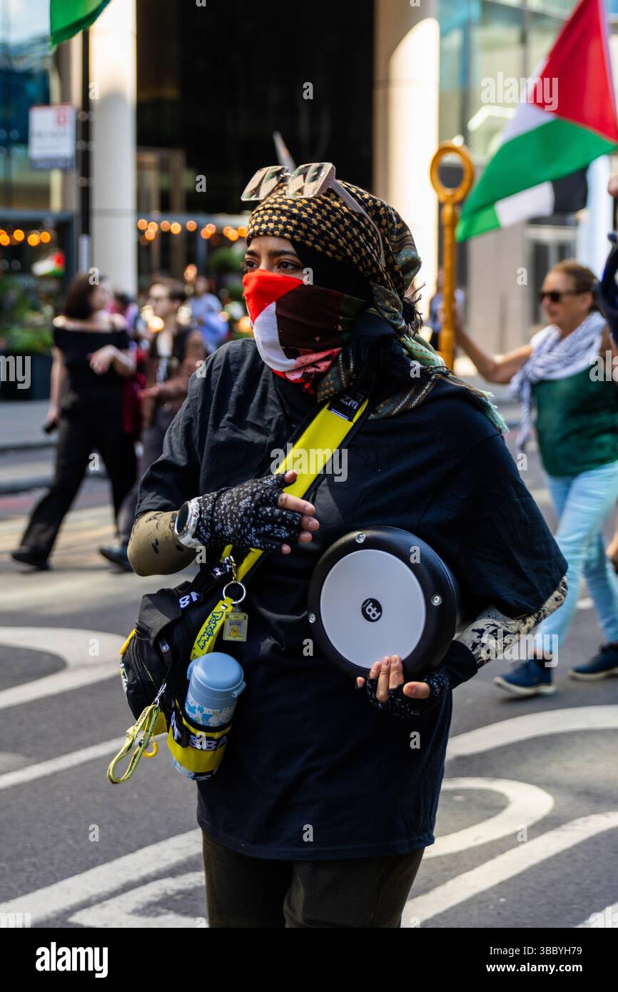 PSC et d'autres groupes pro-palestiniens ont organisé une marche pro-Palestine qui a commencé à Embankment et s'est terminée au 10 Downing Street. Banque D'Images