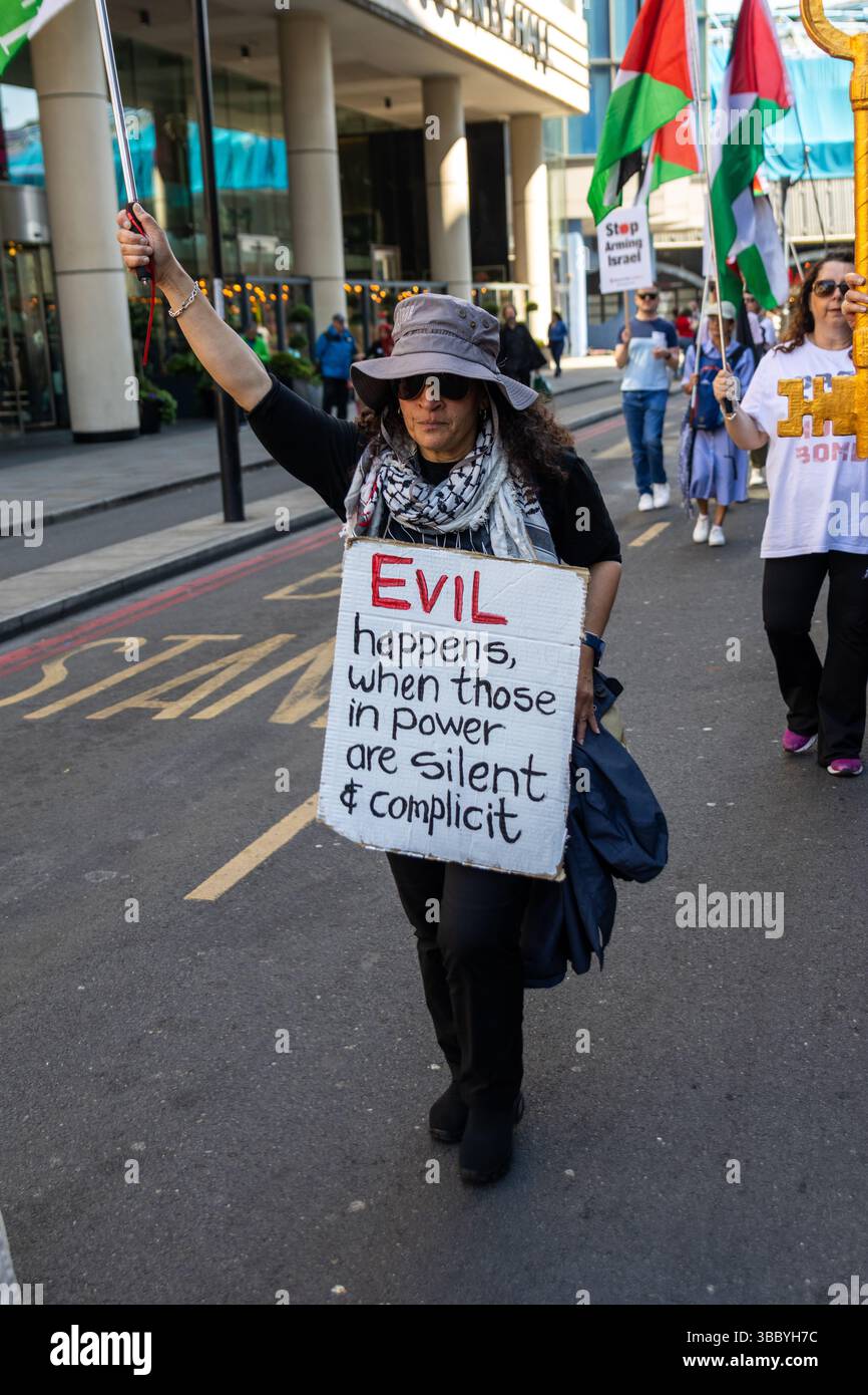 PSC et d'autres groupes pro-palestiniens ont organisé une marche pro-Palestine qui a commencé à Embankment et s'est terminée au 10 Downing Street. Banque D'Images