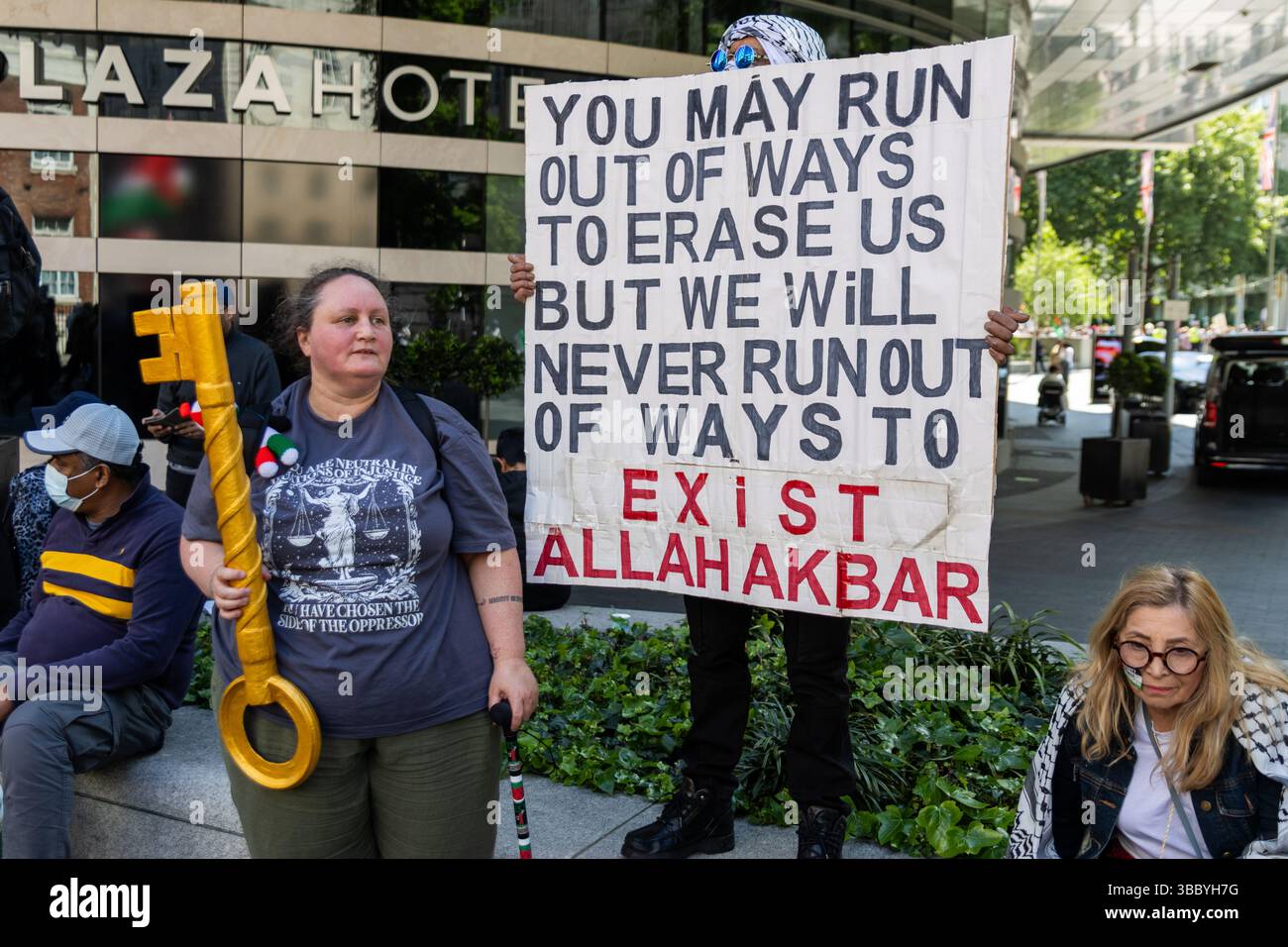 PSC et d'autres groupes pro-palestiniens ont organisé une marche pro-Palestine qui a commencé à Embankment et s'est terminée au 10 Downing Street. Banque D'Images