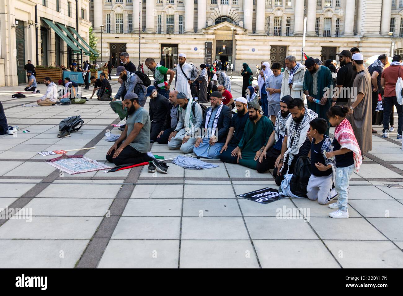 PSC et d'autres groupes pro-palestiniens ont organisé une marche pro-Palestine qui a commencé à Embankment et s'est terminée au 10 Downing Street. Banque D'Images