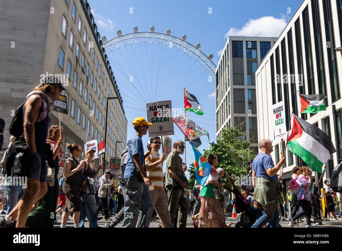 PSC et d'autres groupes pro-palestiniens ont organisé une marche pro-Palestine qui a commencé à Embankment et s'est terminée au 10 Downing Street. Banque D'Images