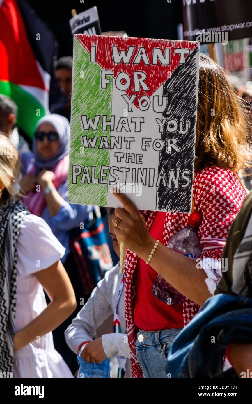 PSC et d'autres groupes pro-palestiniens ont organisé une marche pro-Palestine qui a commencé à Embankment et s'est terminée au 10 Downing Street. Banque D'Images