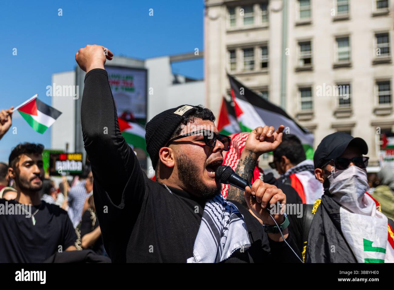 PSC et d'autres groupes pro-palestiniens ont organisé une marche pro-Palestine qui a commencé à Embankment et s'est terminée au 10 Downing Street. Banque D'Images