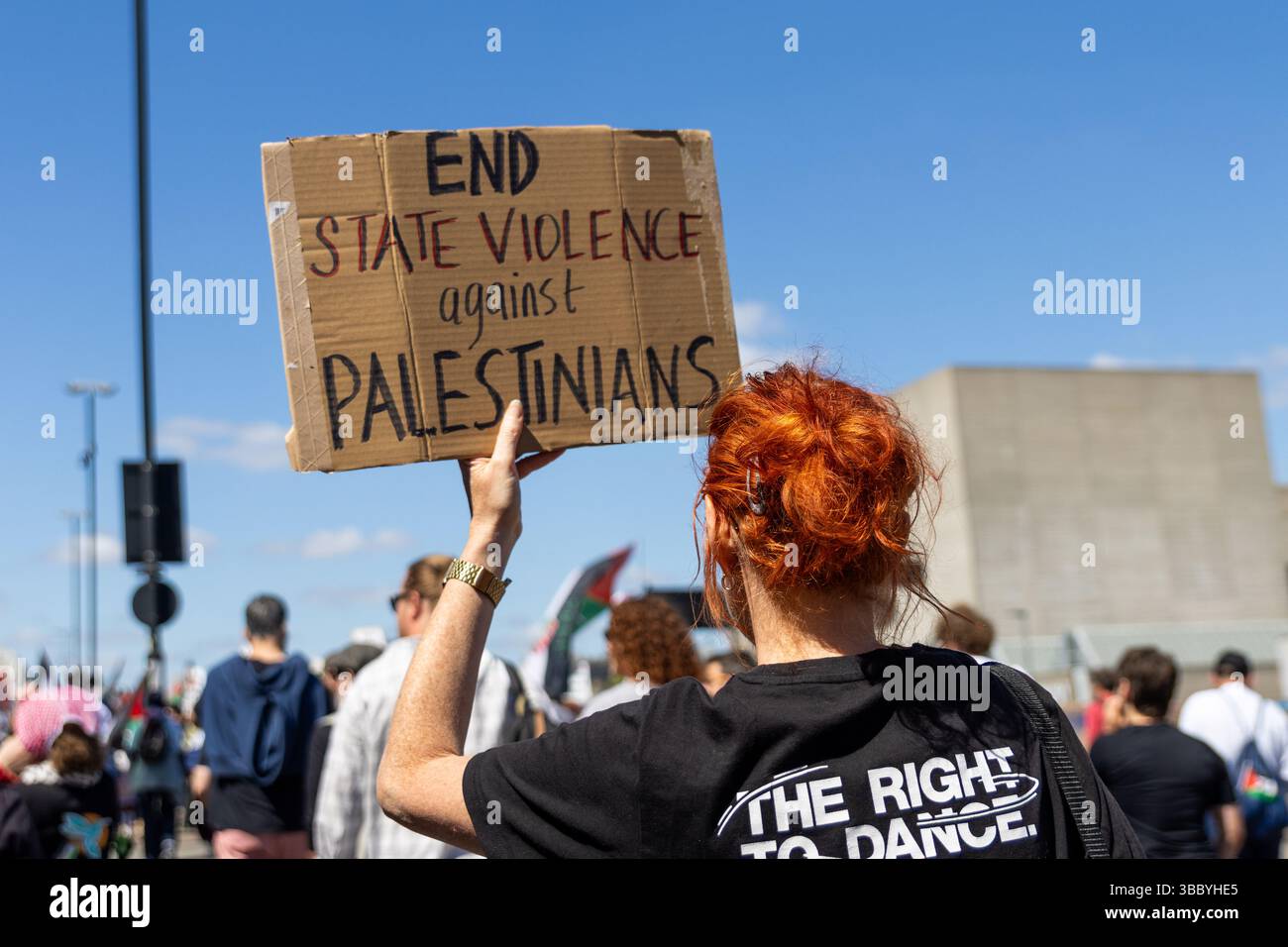 PSC et d'autres groupes pro-palestiniens ont organisé une marche pro-Palestine qui a commencé à Embankment et s'est terminée au 10 Downing Street. Banque D'Images