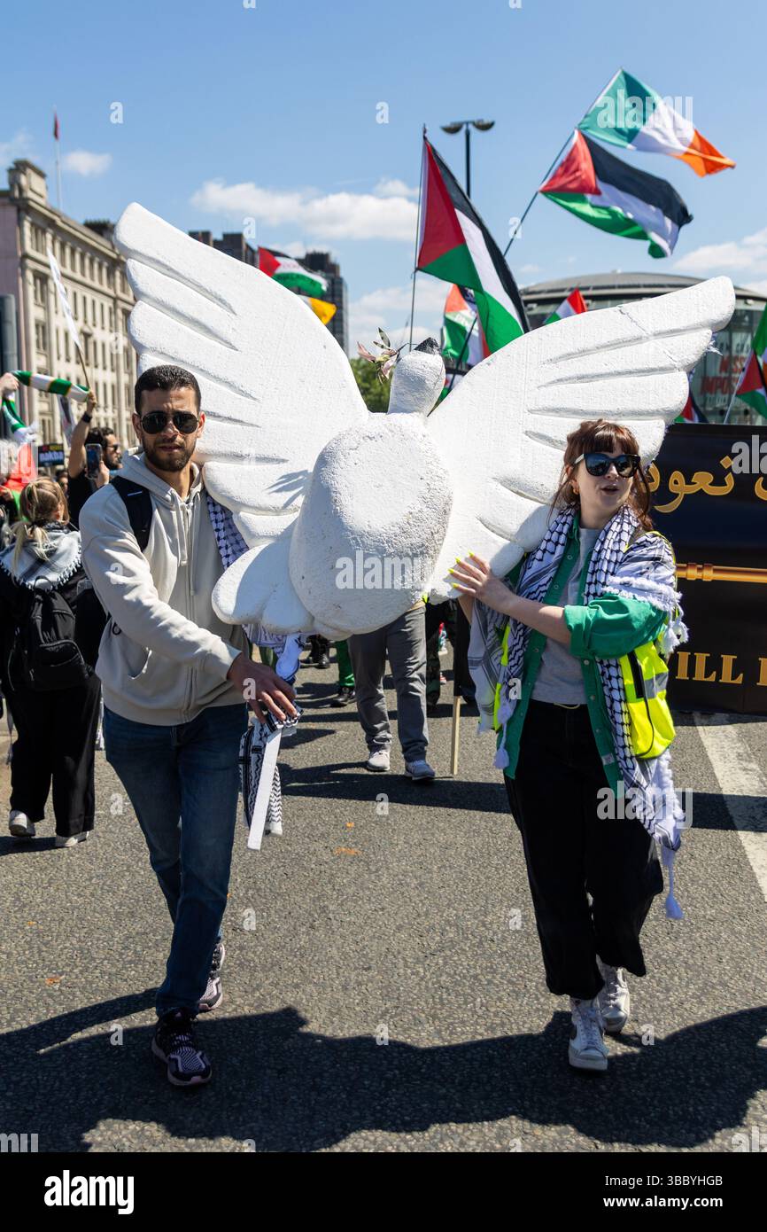 PSC et d'autres groupes pro-palestiniens ont organisé une marche pro-Palestine qui a commencé à Embankment et s'est terminée au 10 Downing Street. Banque D'Images