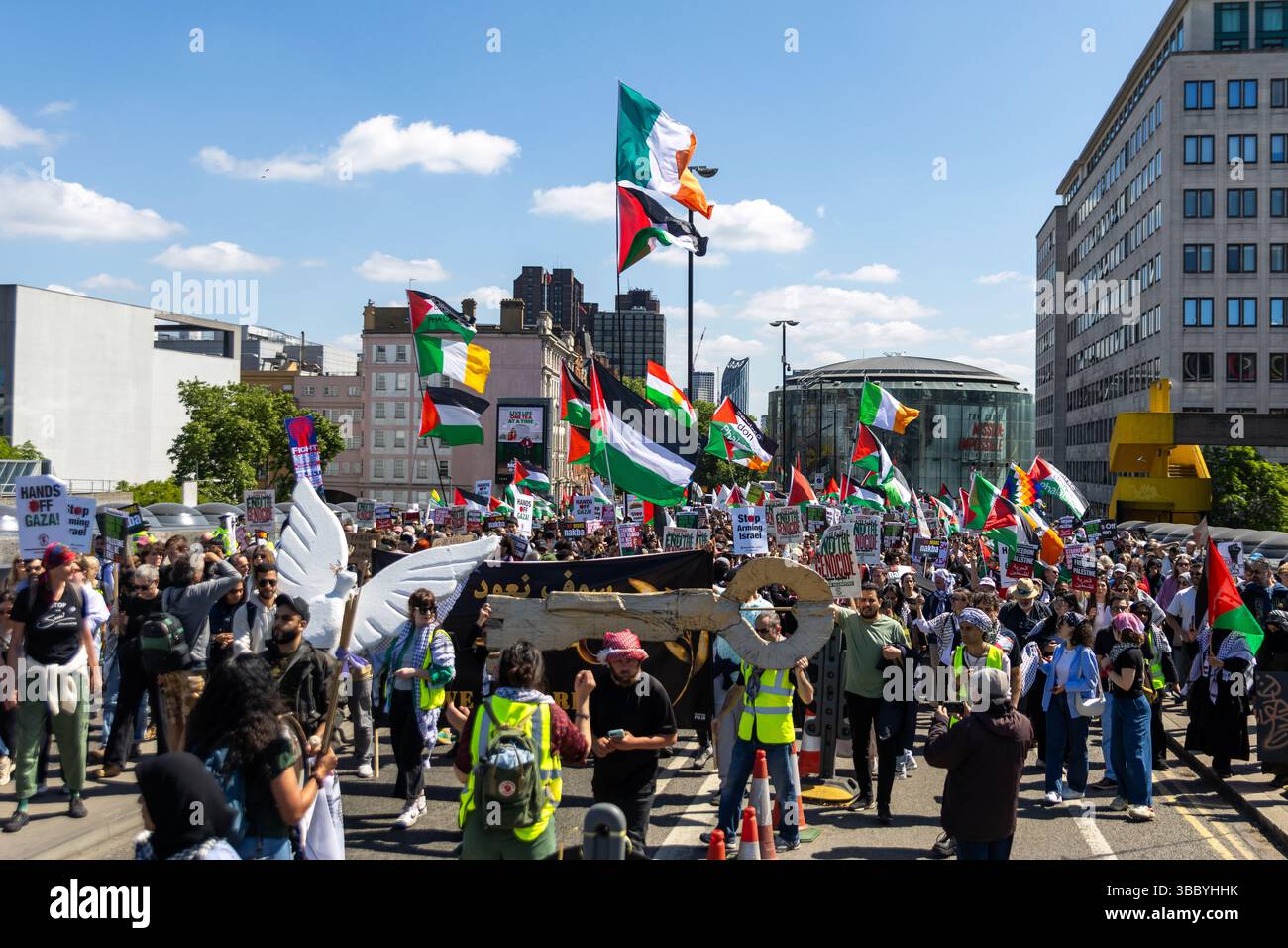 PSC et d'autres groupes pro-palestiniens ont organisé une marche pro-Palestine qui a commencé à Embankment et s'est terminée au 10 Downing Street. Banque D'Images