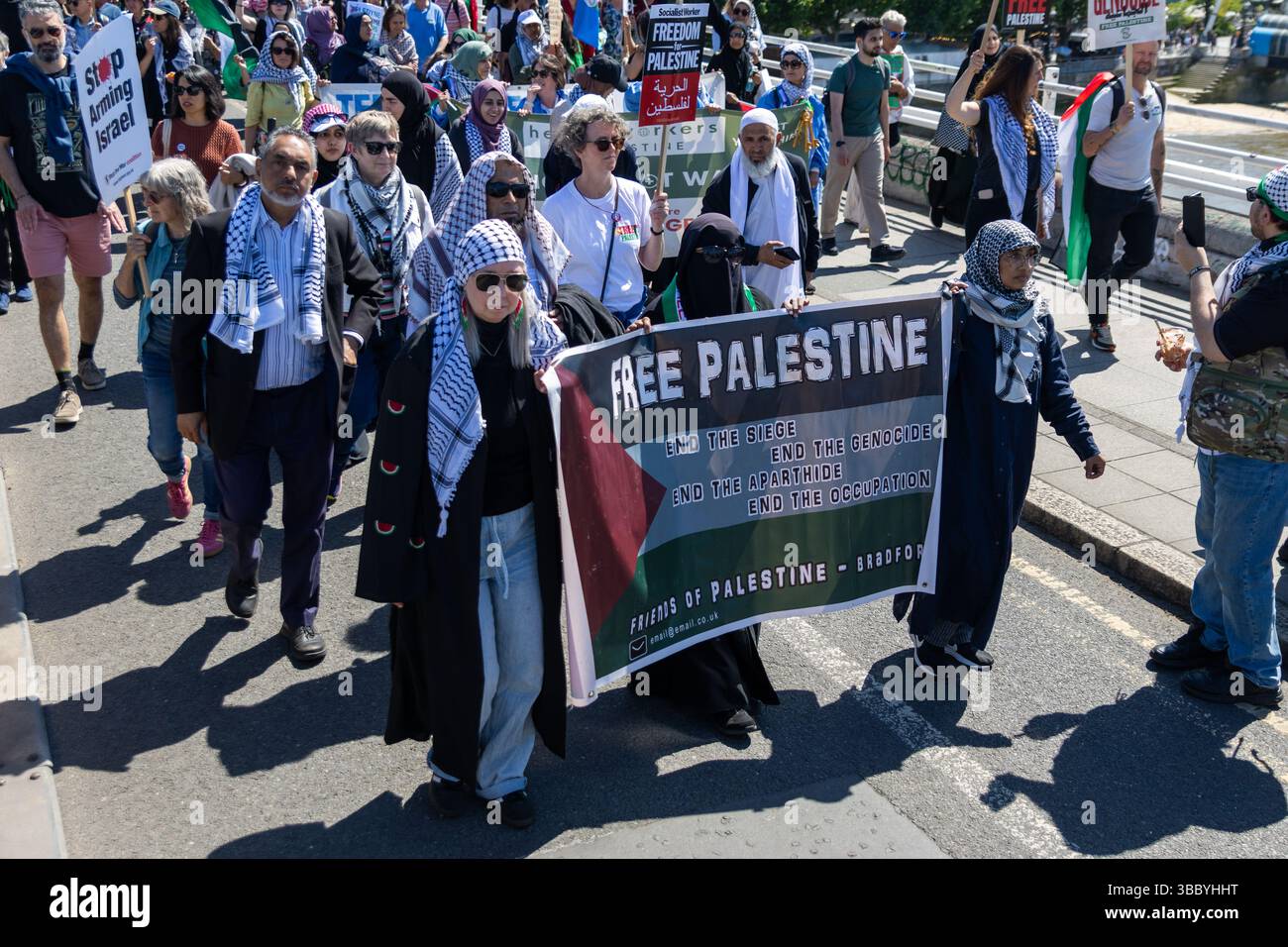 PSC et d'autres groupes pro-palestiniens ont organisé une marche pro-Palestine qui a commencé à Embankment et s'est terminée au 10 Downing Street. Banque D'Images