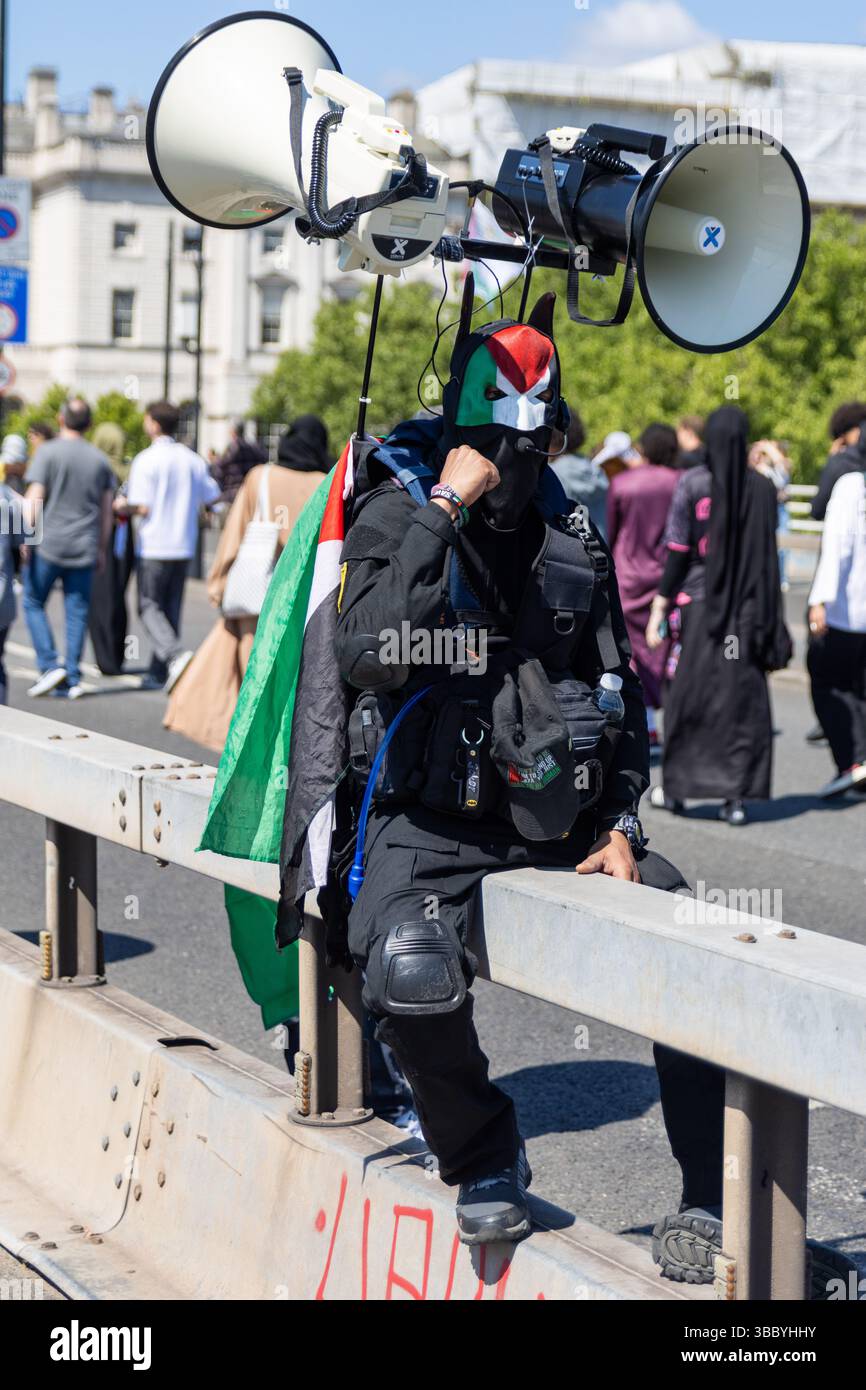PSC et d'autres groupes pro-palestiniens ont organisé une marche pro-Palestine qui a commencé à Embankment et s'est terminée au 10 Downing Street. Banque D'Images